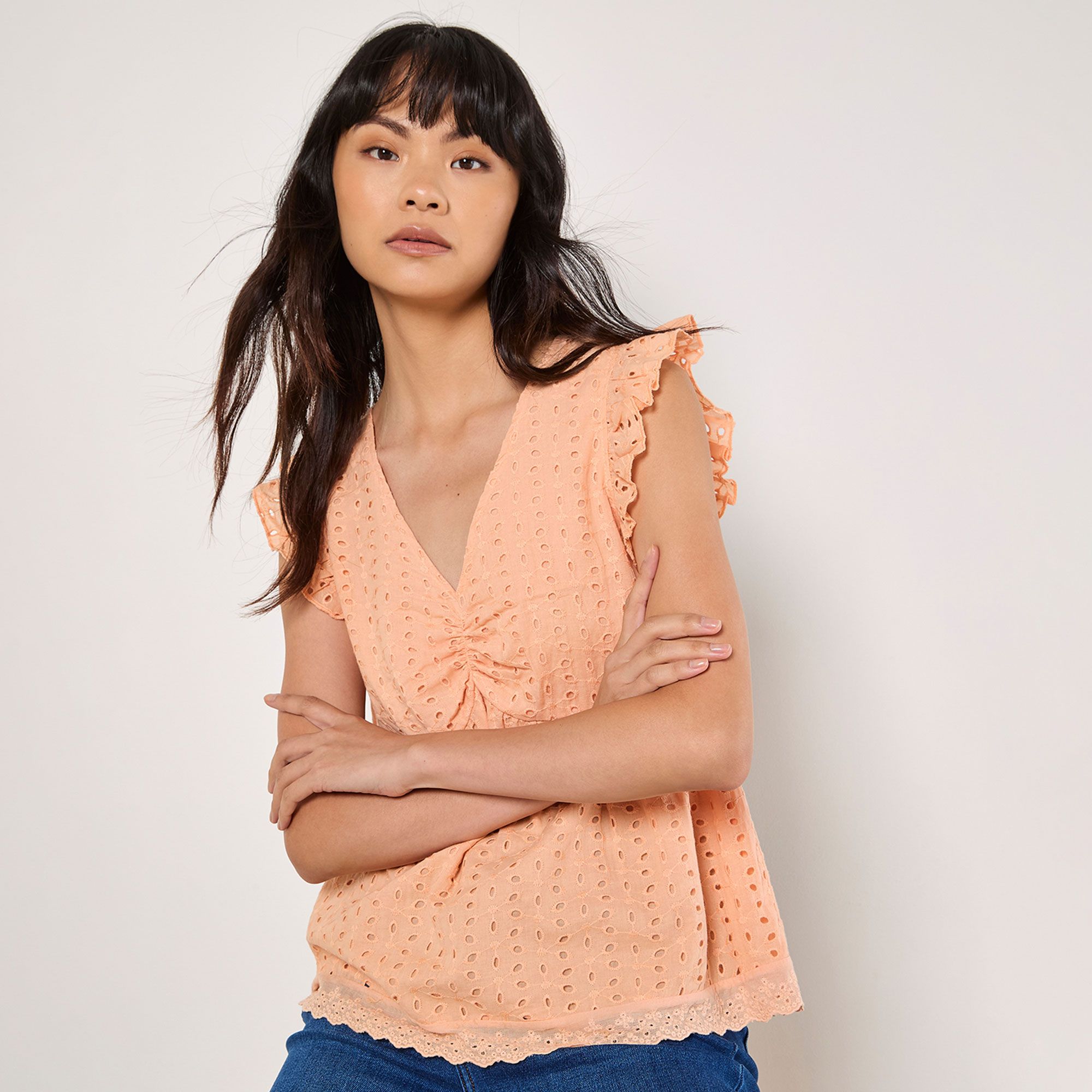 Apricot
Canotta smanicata
in pizzo Sangallo
con volant