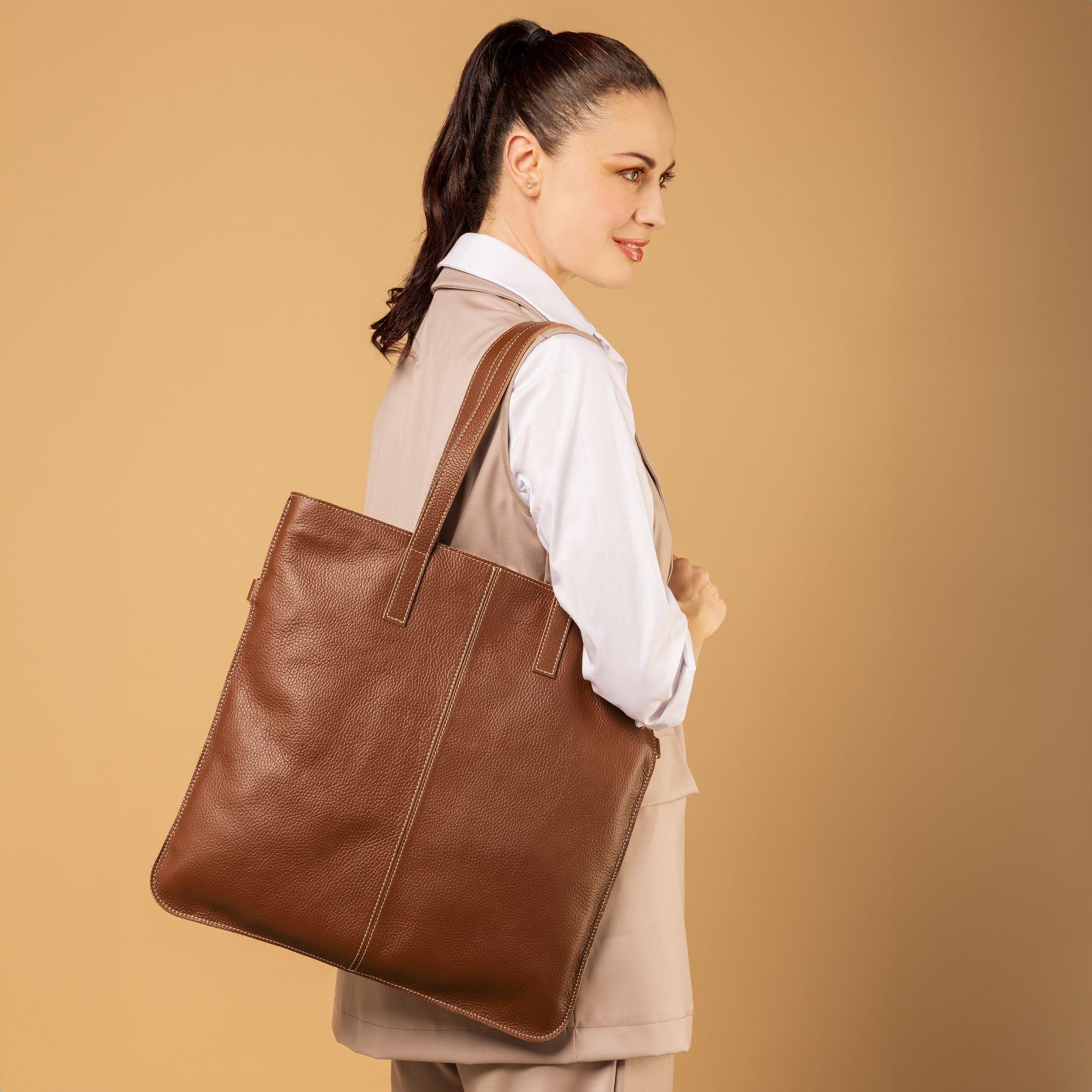 Le Corone Bags
Tosca shopping bag
in pelle con cuciture
a contrasto e zip