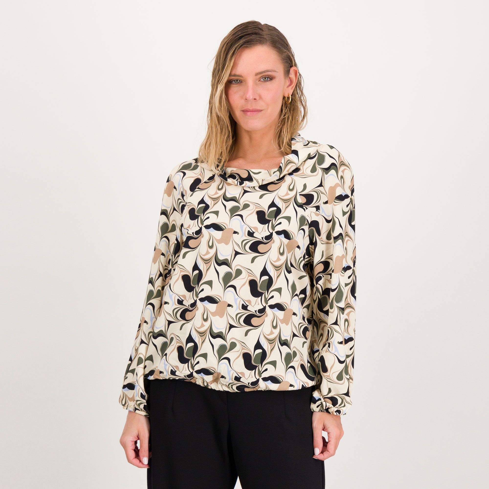 LUCREZIA SCIORTINO
Blusa fantasia con
collo a ciambella e
coulisse al fondo