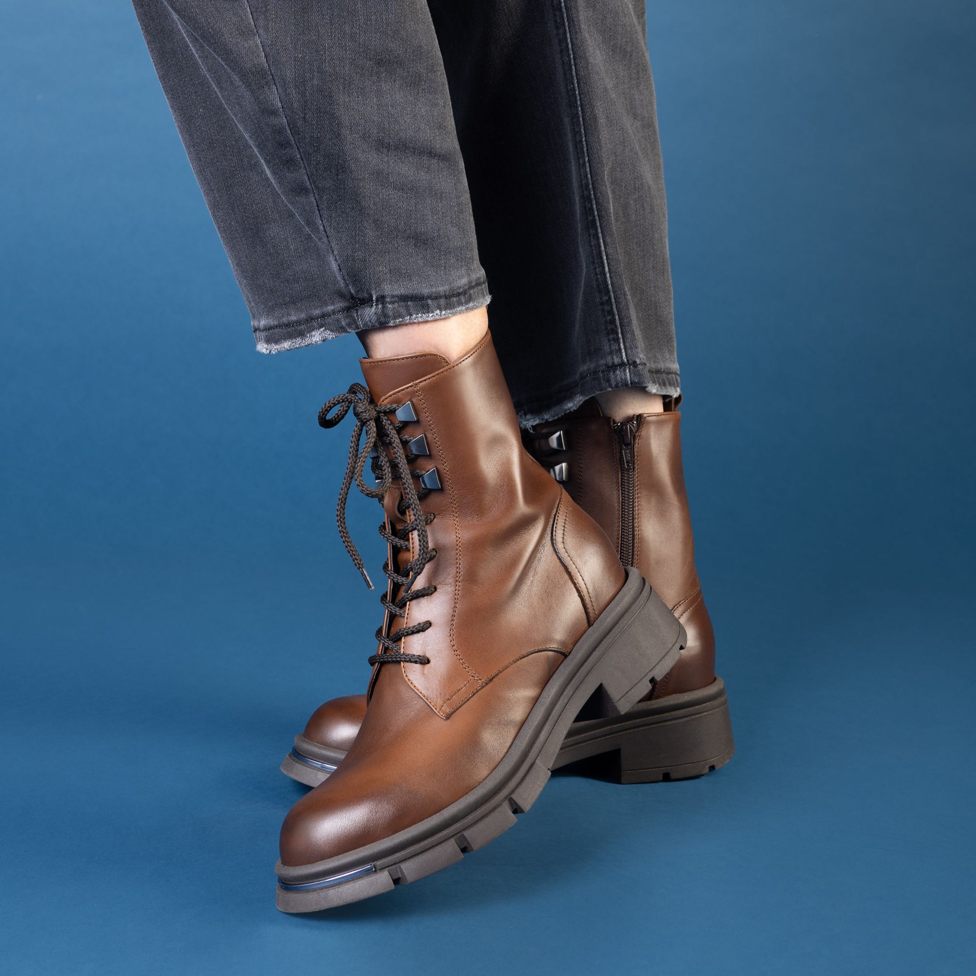 Soffice Sogno
Anfibi in pelle
stringati
con zip laterale