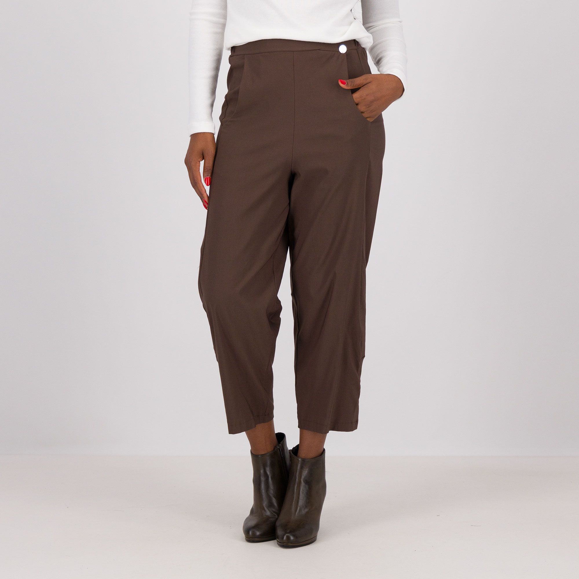 REBEKA ROSS
Pantaloni a carota
con elastico in vita
tasche alla francese