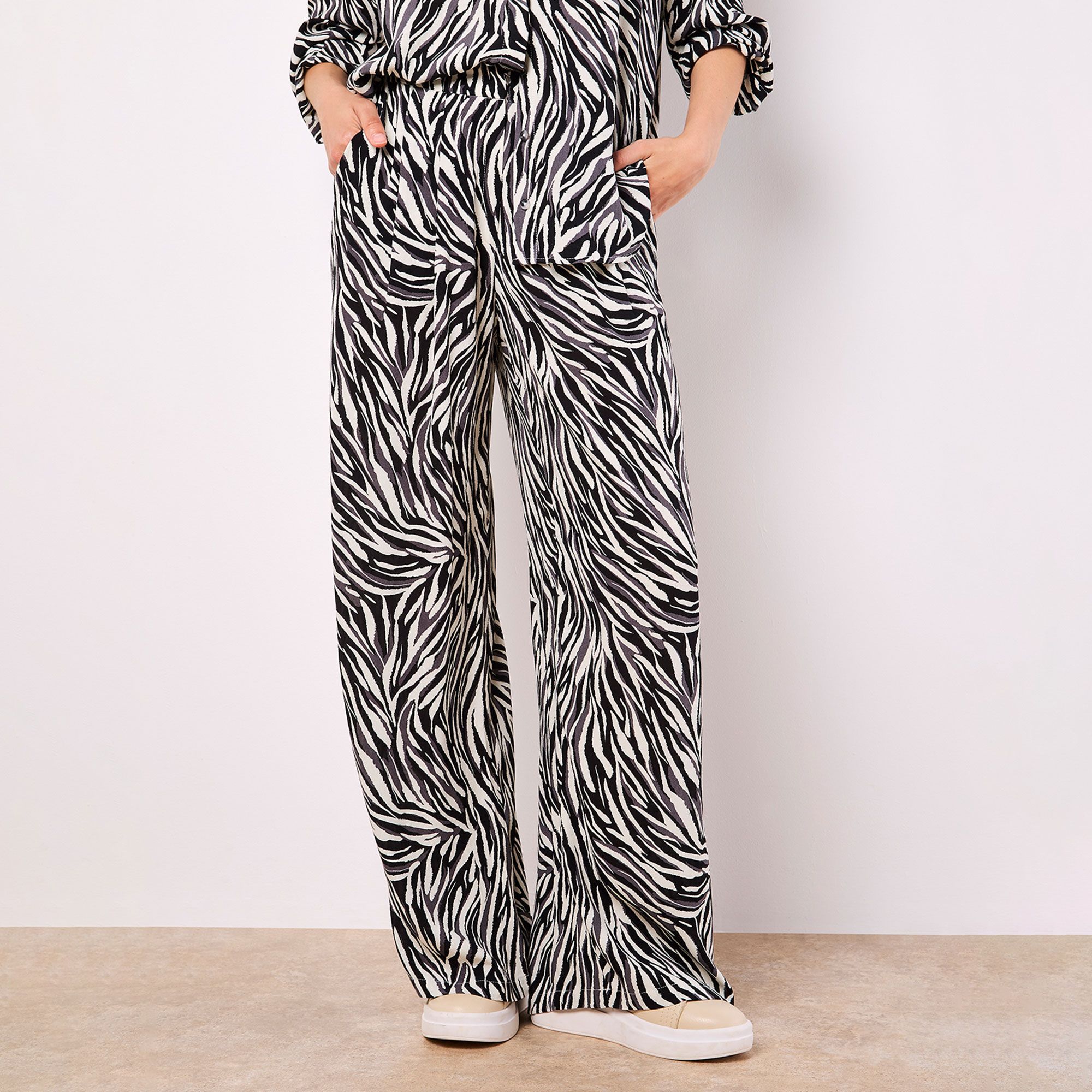 Apricot
Pantaloni ampi
in crêpe di viscosa
con fantasia zebrata