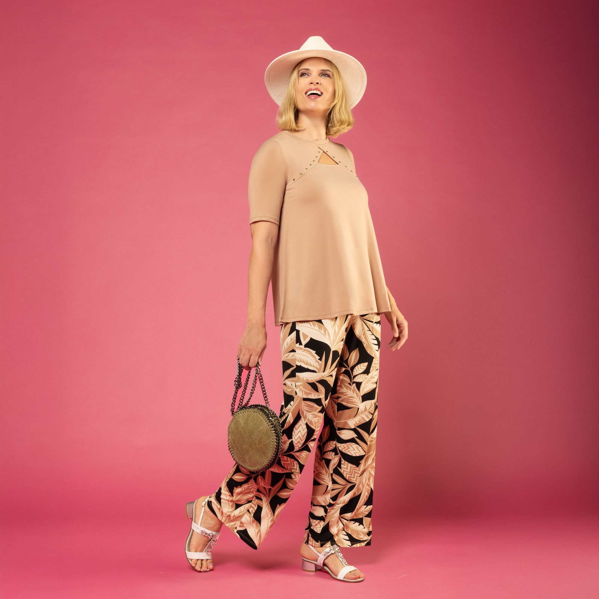 Nina Leonard
Completo t-shirt con
borchie e pantaloni
ampi fantasia