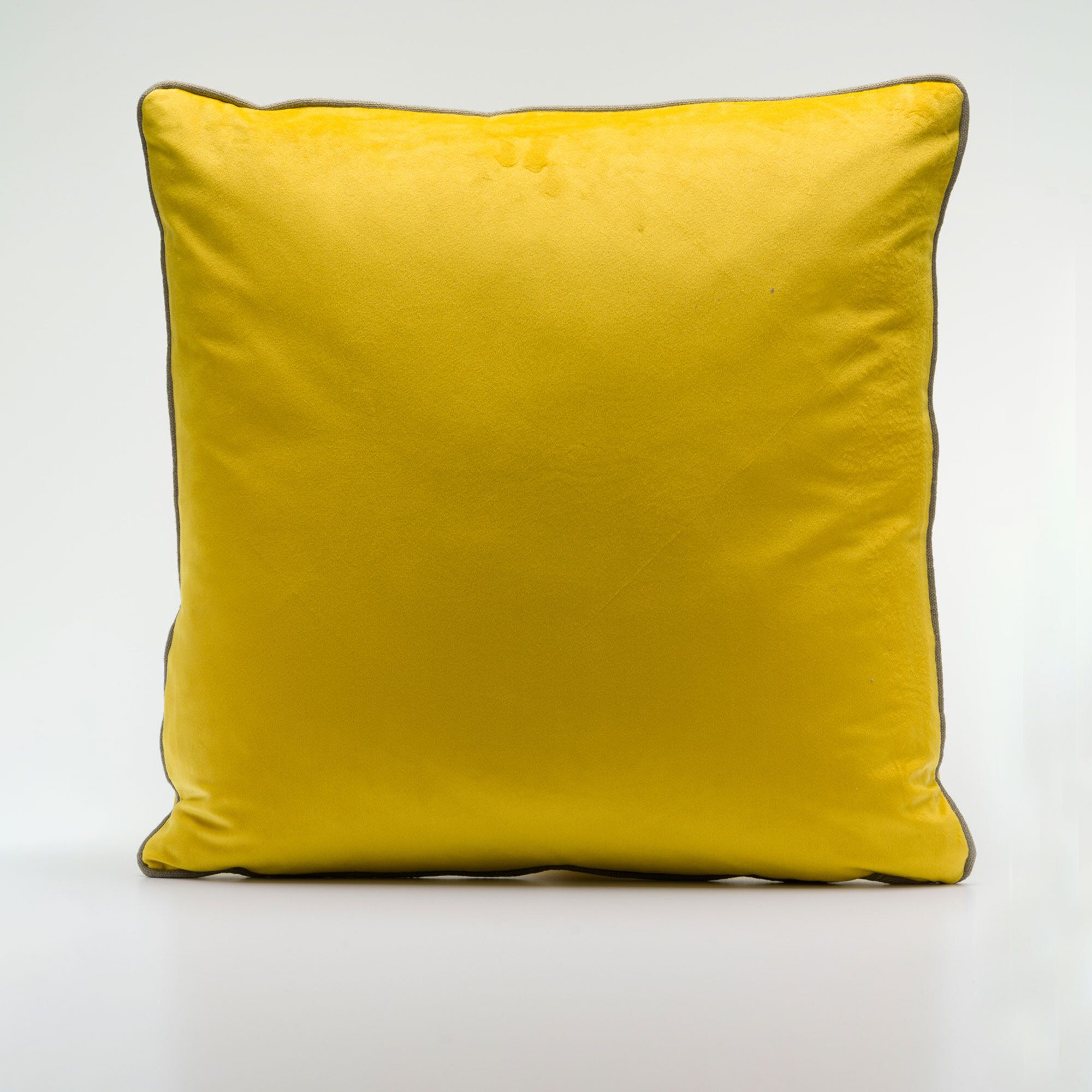 Maddalena Home
Cuscino quadrato
con piping lino a
contrasto 50x50cm