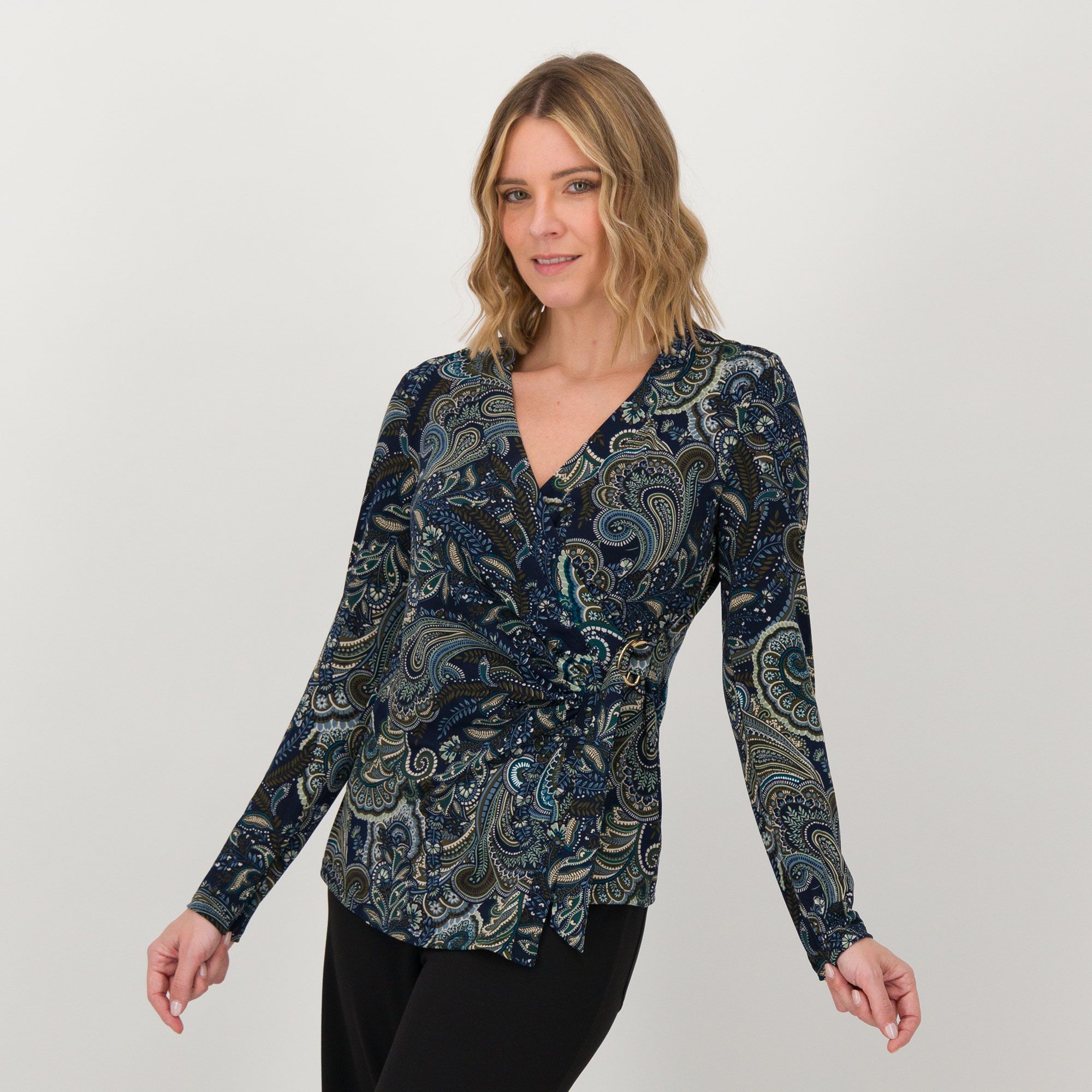 Nina Leonard
Maglia fantasia
con scollo a V
e incrocio