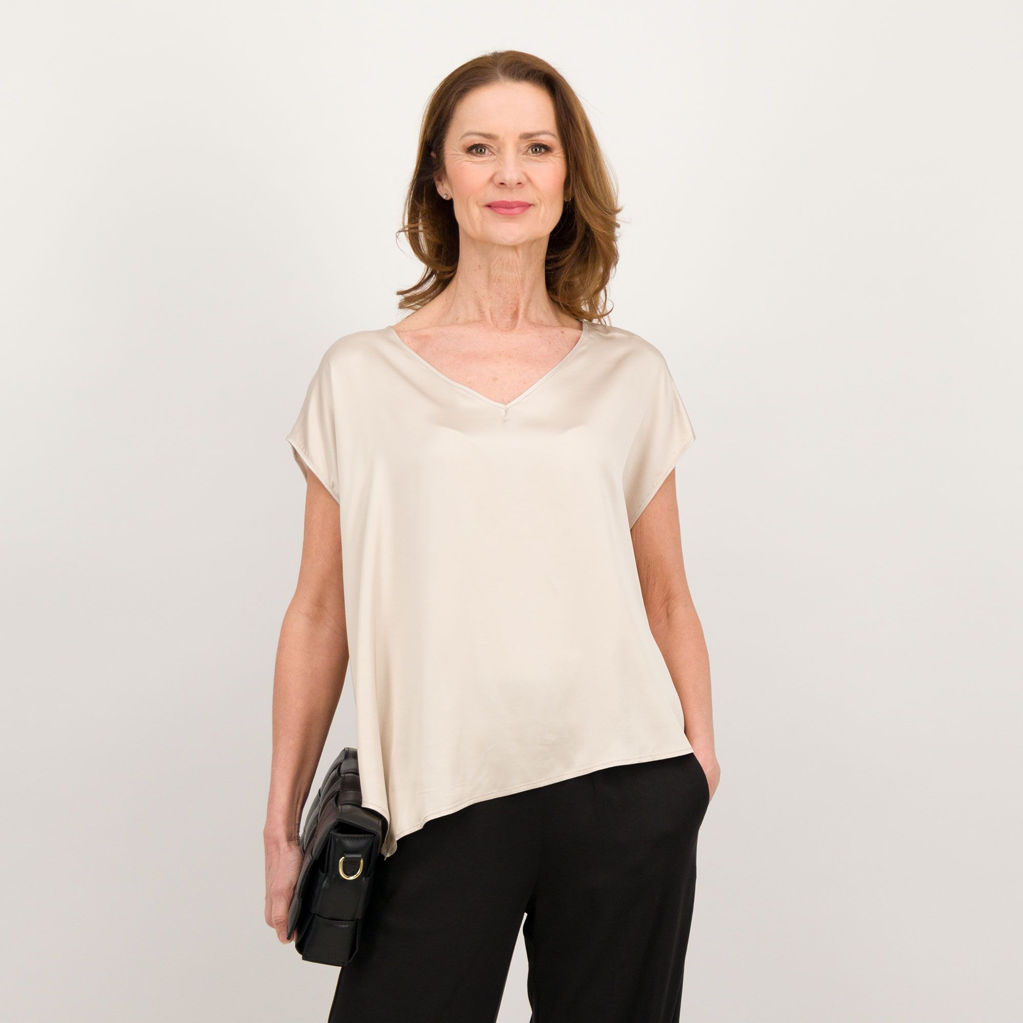 W.I.T.A.
Blusa in raso
di viscosa
con scollo a V