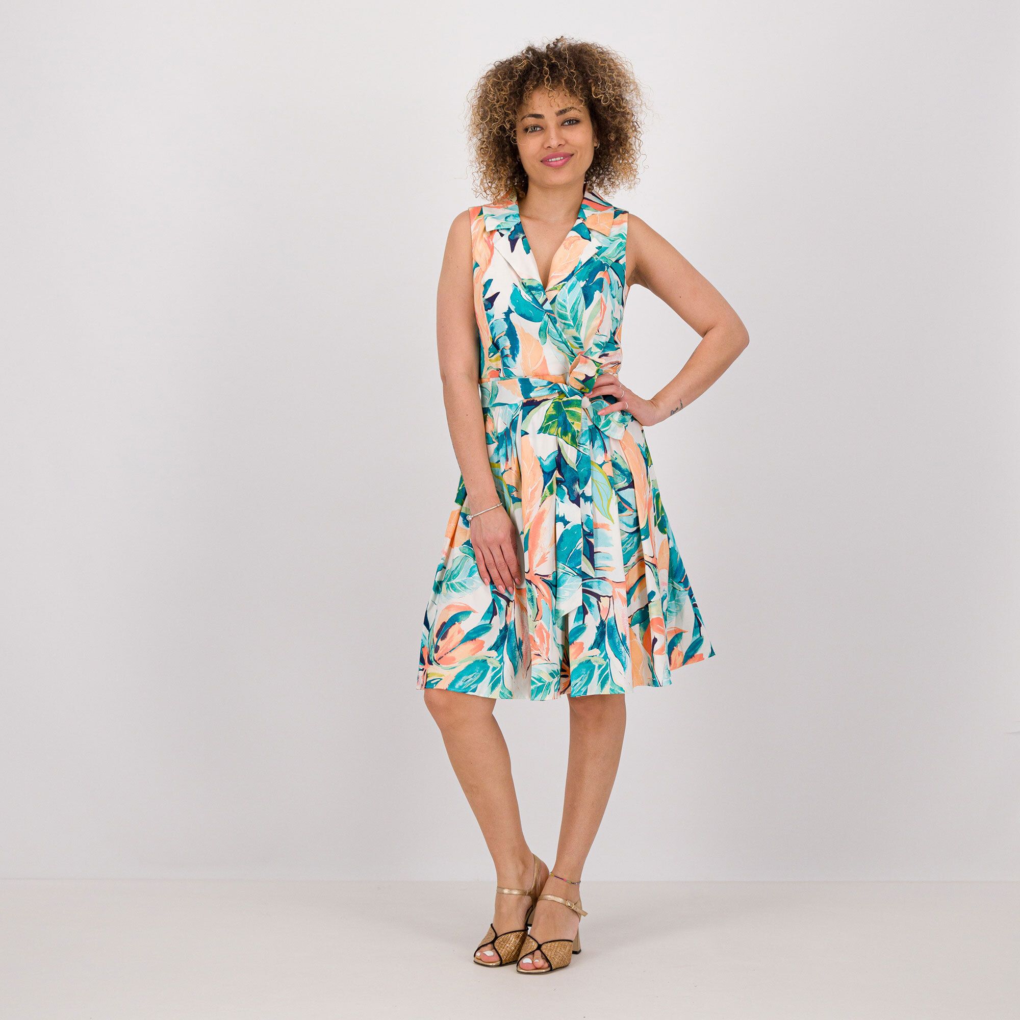 Nina Leonard
Abito smanicato
in taffetà fantasia
con cintura