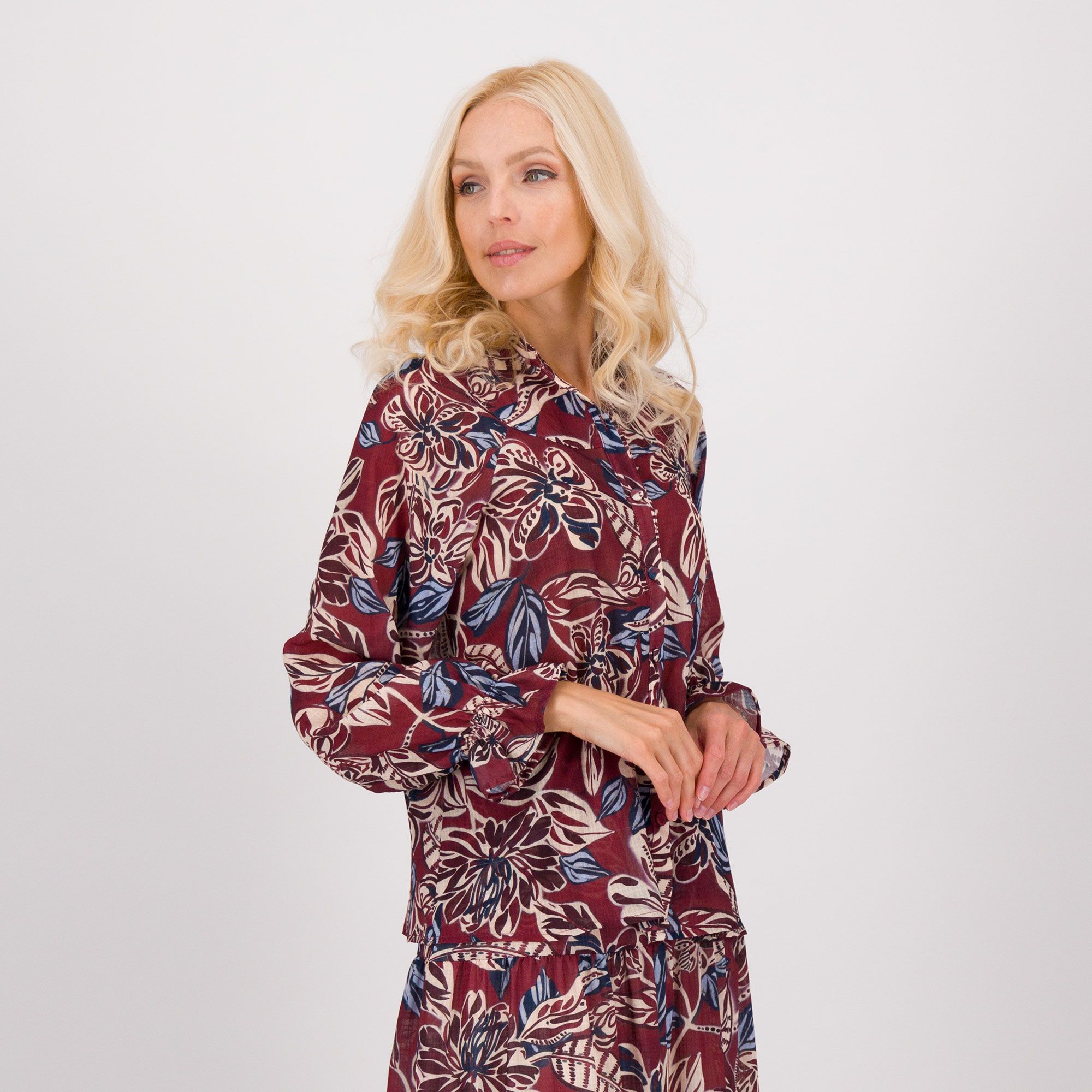 PALAZZO MODA
Camicia manica lunga
con fantasia fiori
e polso arricciato