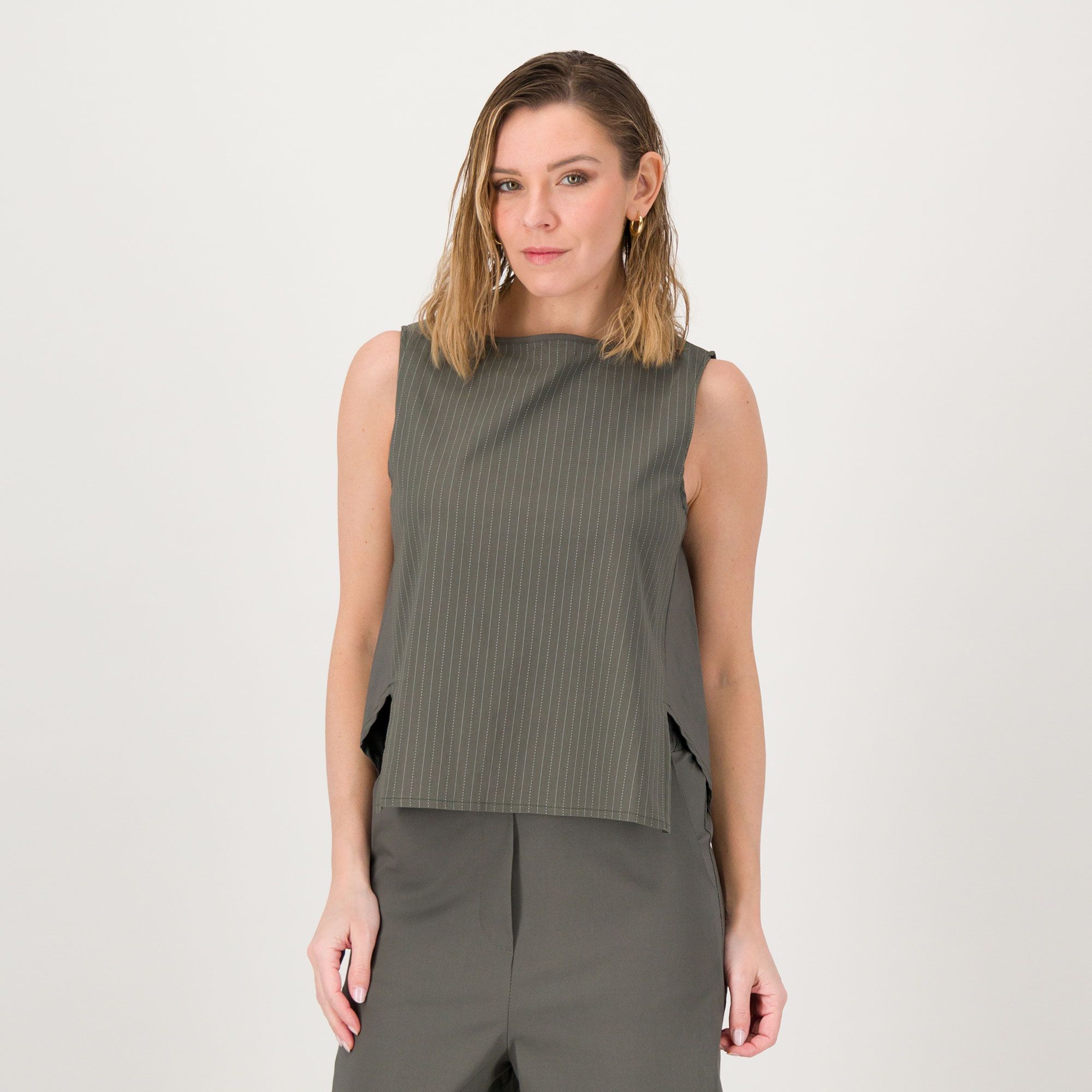 Lucrezia Sciortino
Blusa smanicata
in misto viscosa
con scollo a barca