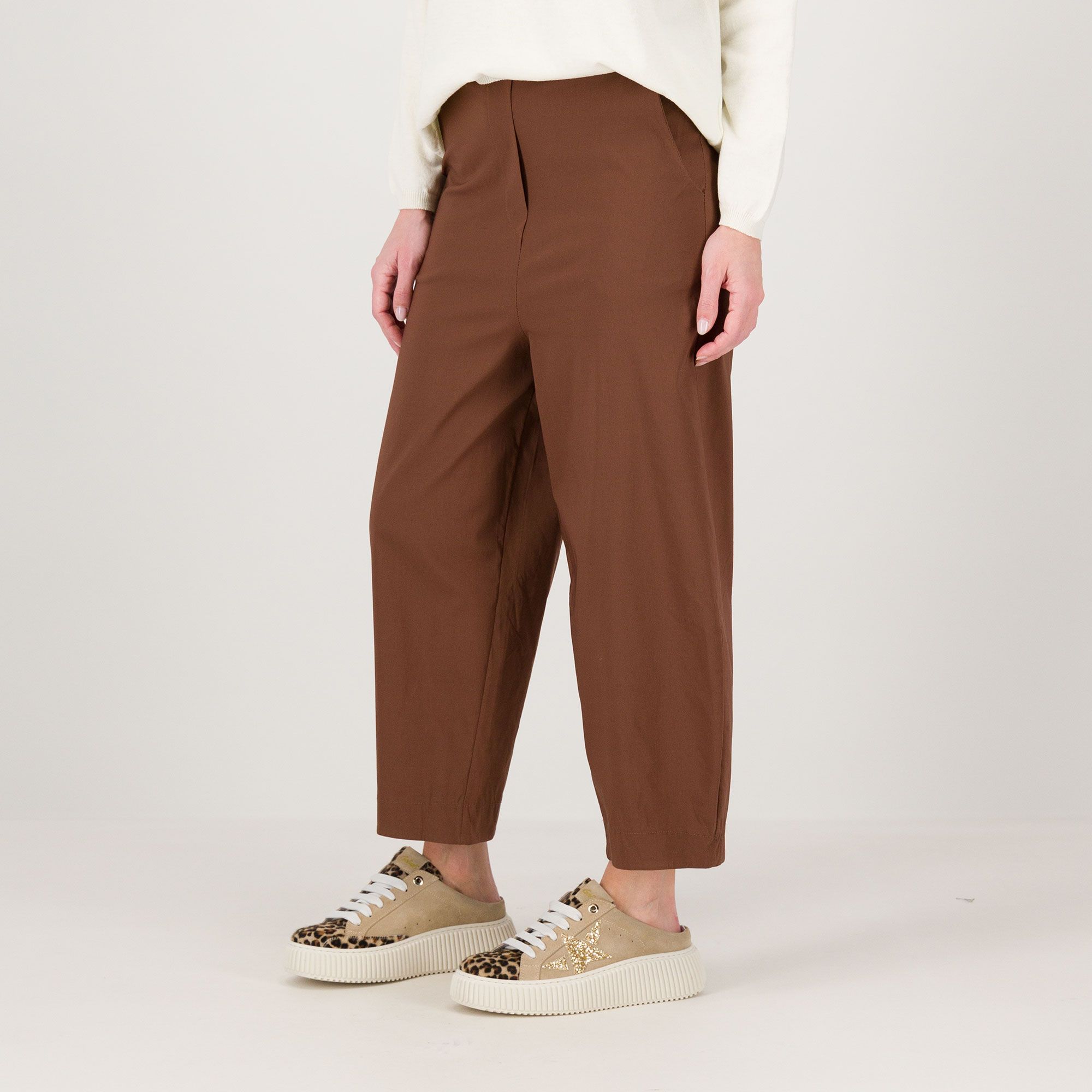 LUCREZIA SCIORTINO
Pantaloni balloon
con cavallo basso
e gamba ampia