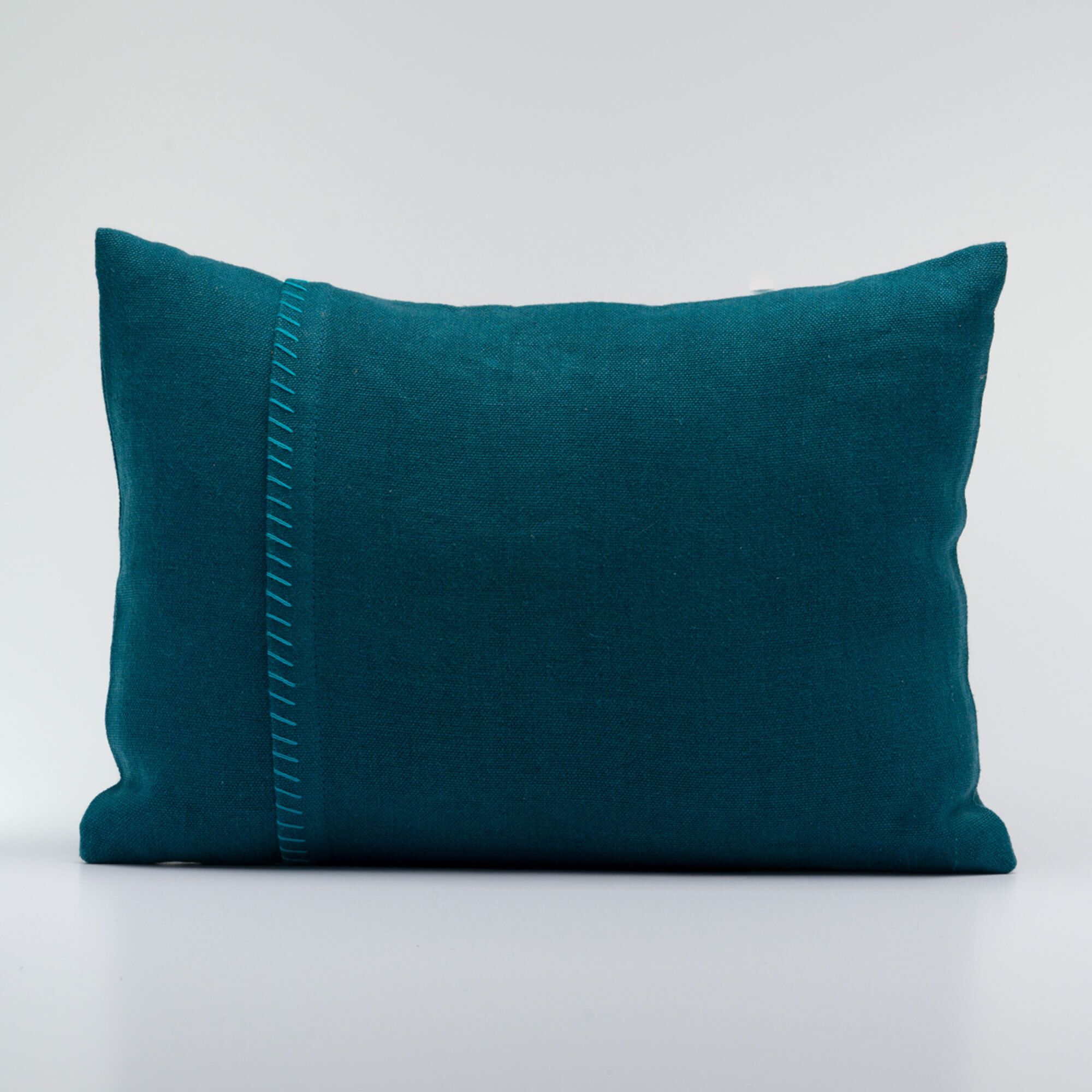 Maddalena Home
Cuscino rettangolare
punto cavallo
30x42cm