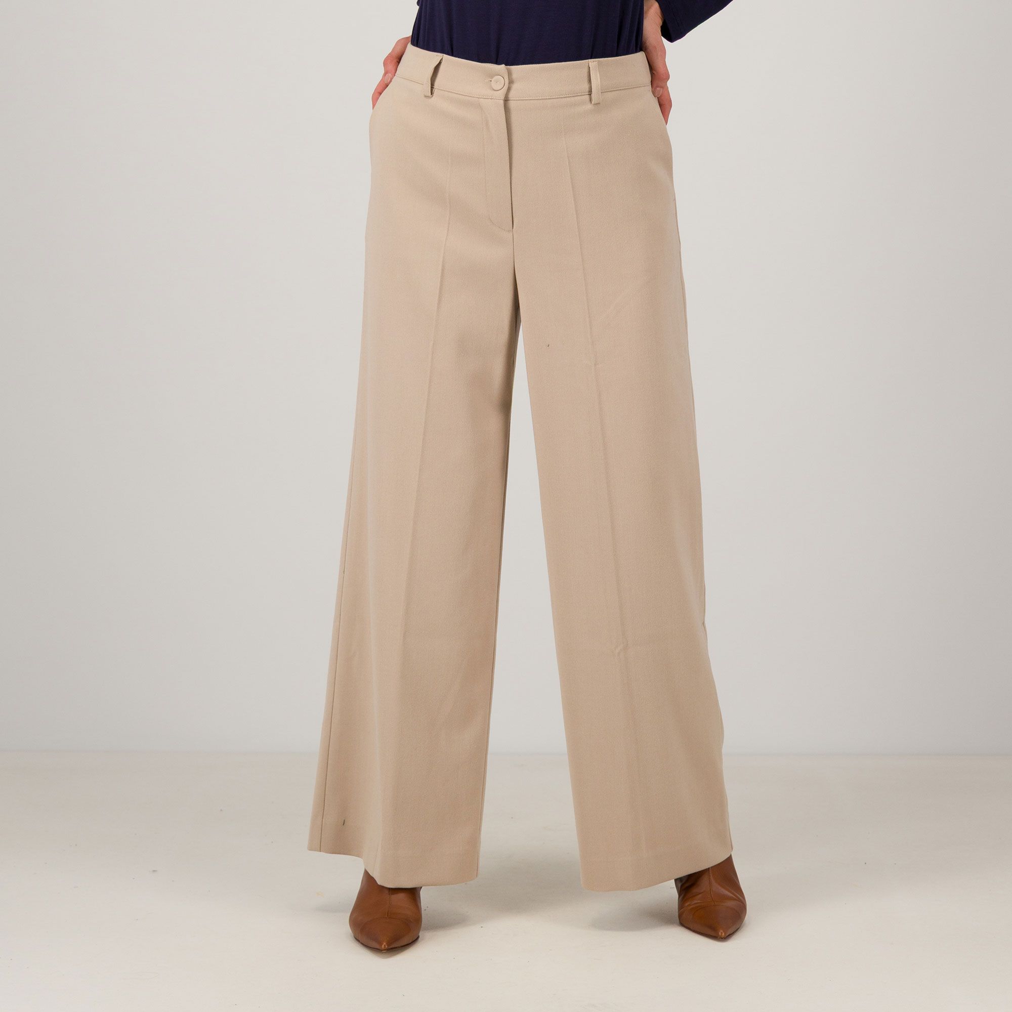 Caterina Lancini
Pantaloni ampi
in twill con viscosa
mano velluto