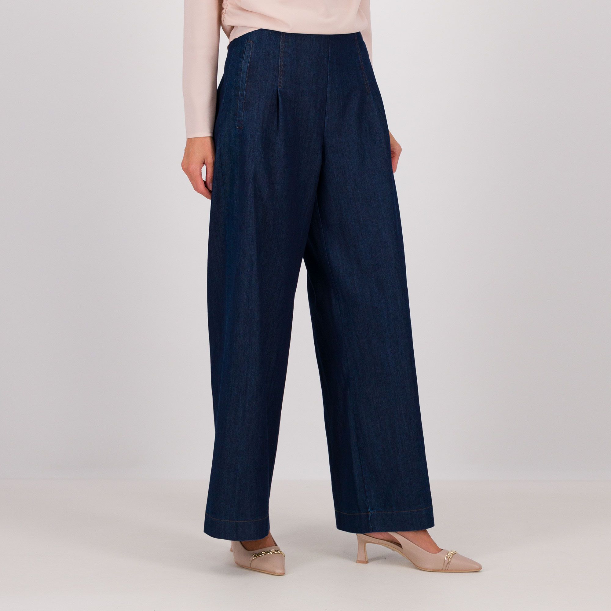 Palazzo Moda
Jeans gamba ampia
con pince e tasche
laterali con zip