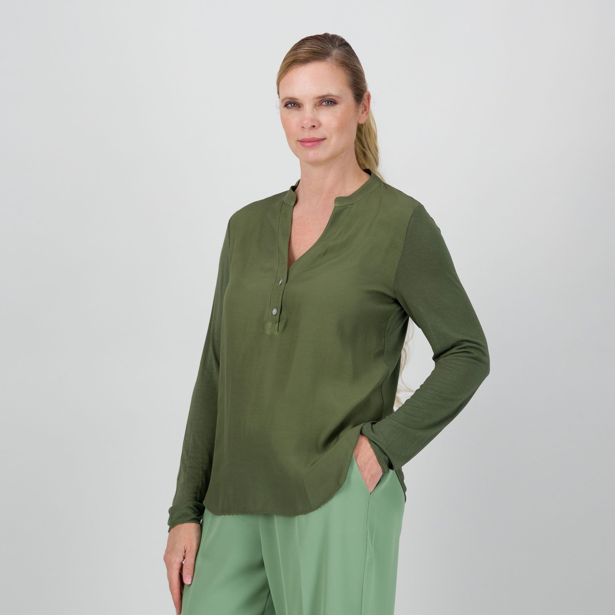 Mood Atelier
Blusa in viscosa
con collo serafino
a maniche lunghe
