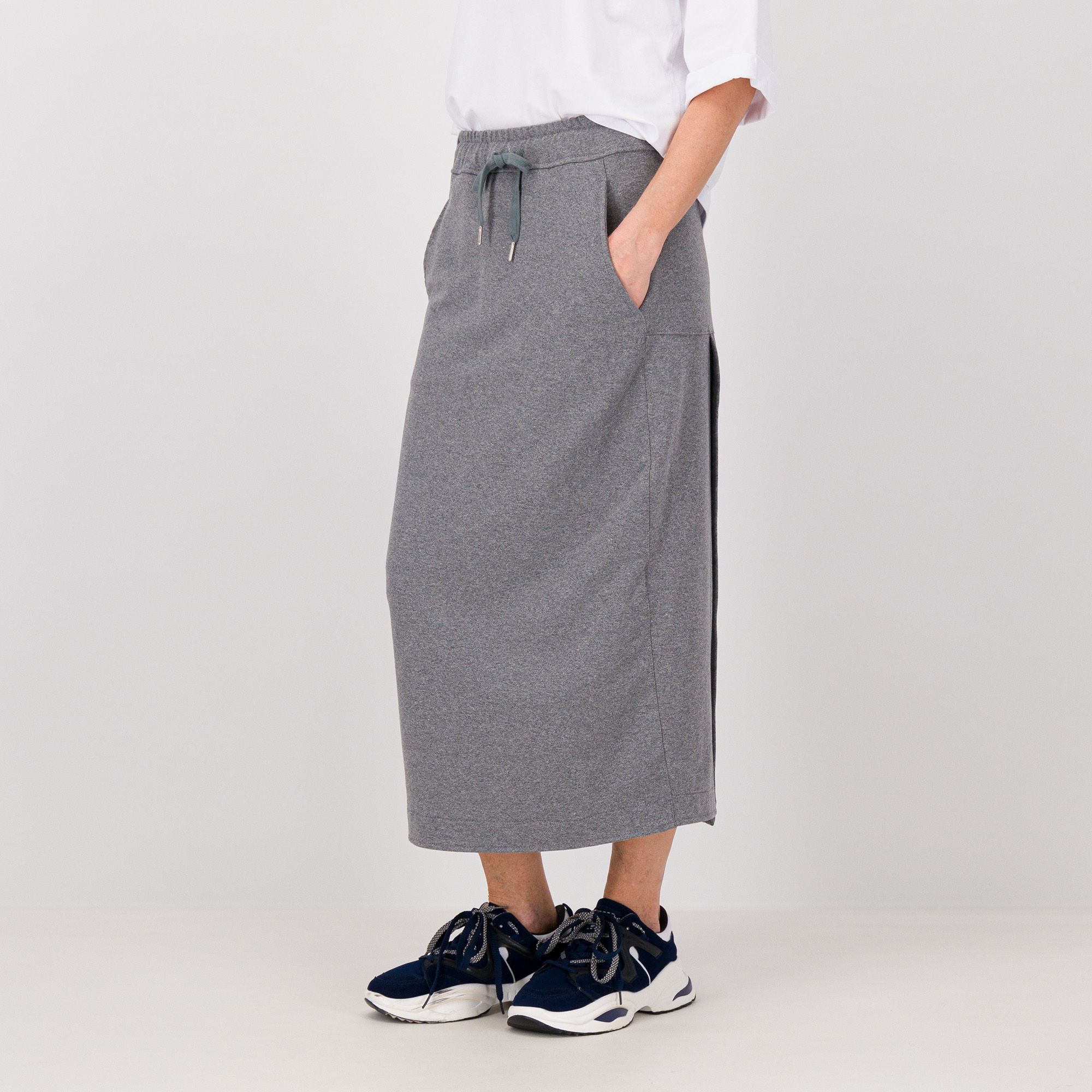 LUCREZIA SCIORTINO
Gonna in felpa
con pannello dietro
e vita elasticata