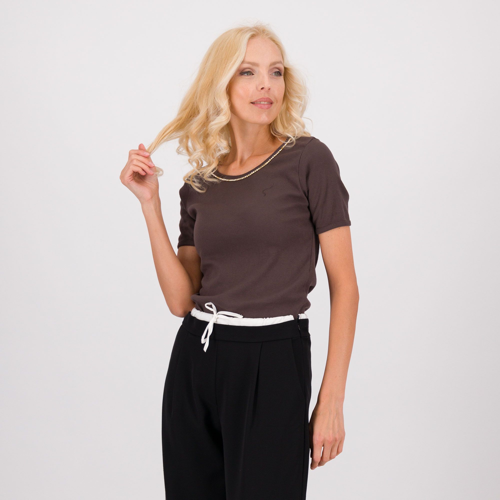 Enjoy
T-shirt maniche corte
in costine
con strass su scollo