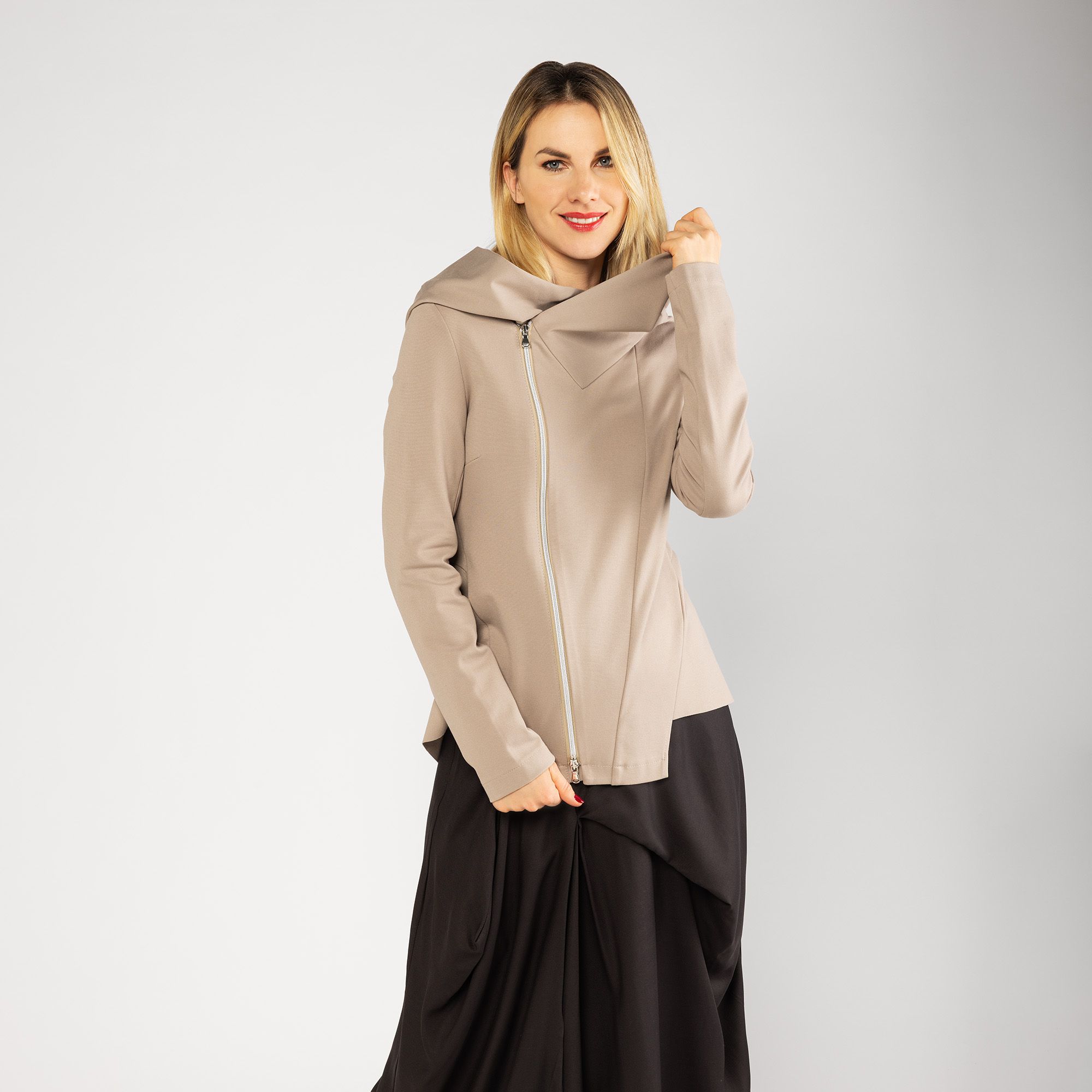 Caterina Lancini
Giacca full zip
in punto Milano
con cappuccio