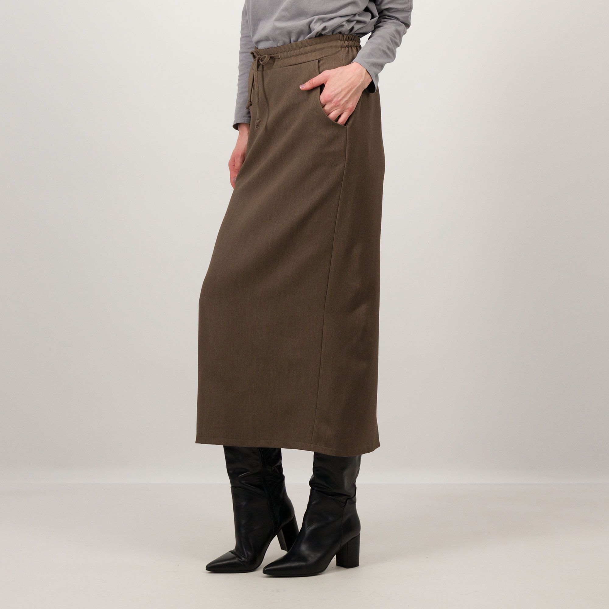 LUCREZIA SCIORTINO
Gonna con coulisse
e spacco dietro
tessuto mano lana