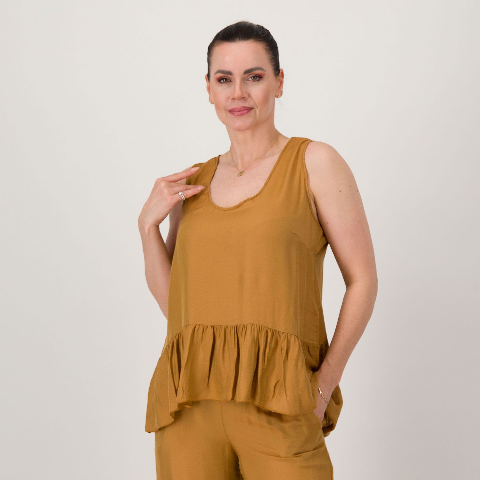 Mood Atelier
Top smanicato
con scollo tondo
in viscosa con seta