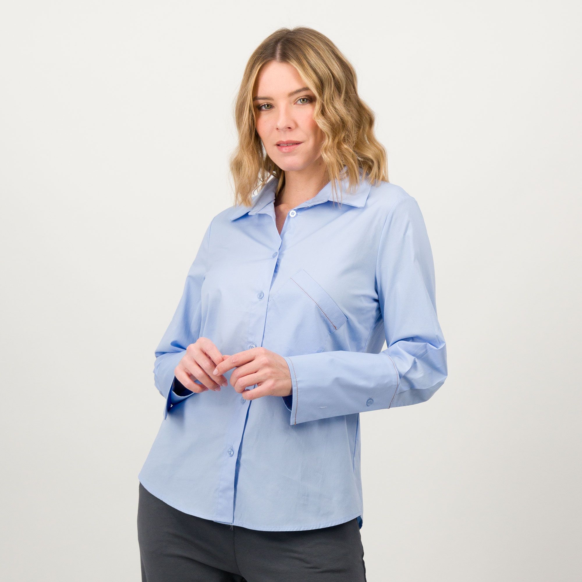 Lucrezia Sciortino
Camicia in popeline
stretch con
polsini alti