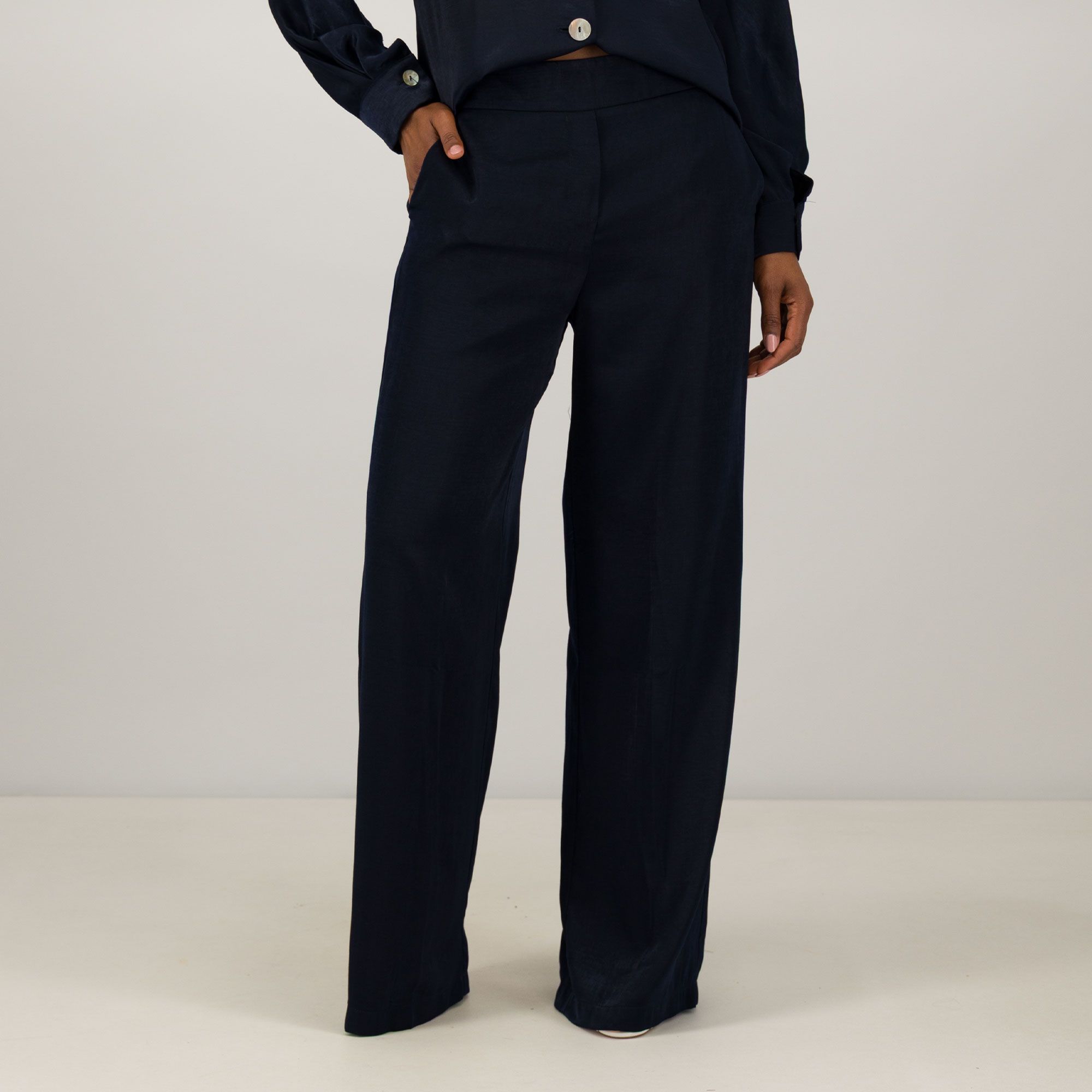 SottoMarino
Pantaloni ampi
a gamba dritta
con tasche