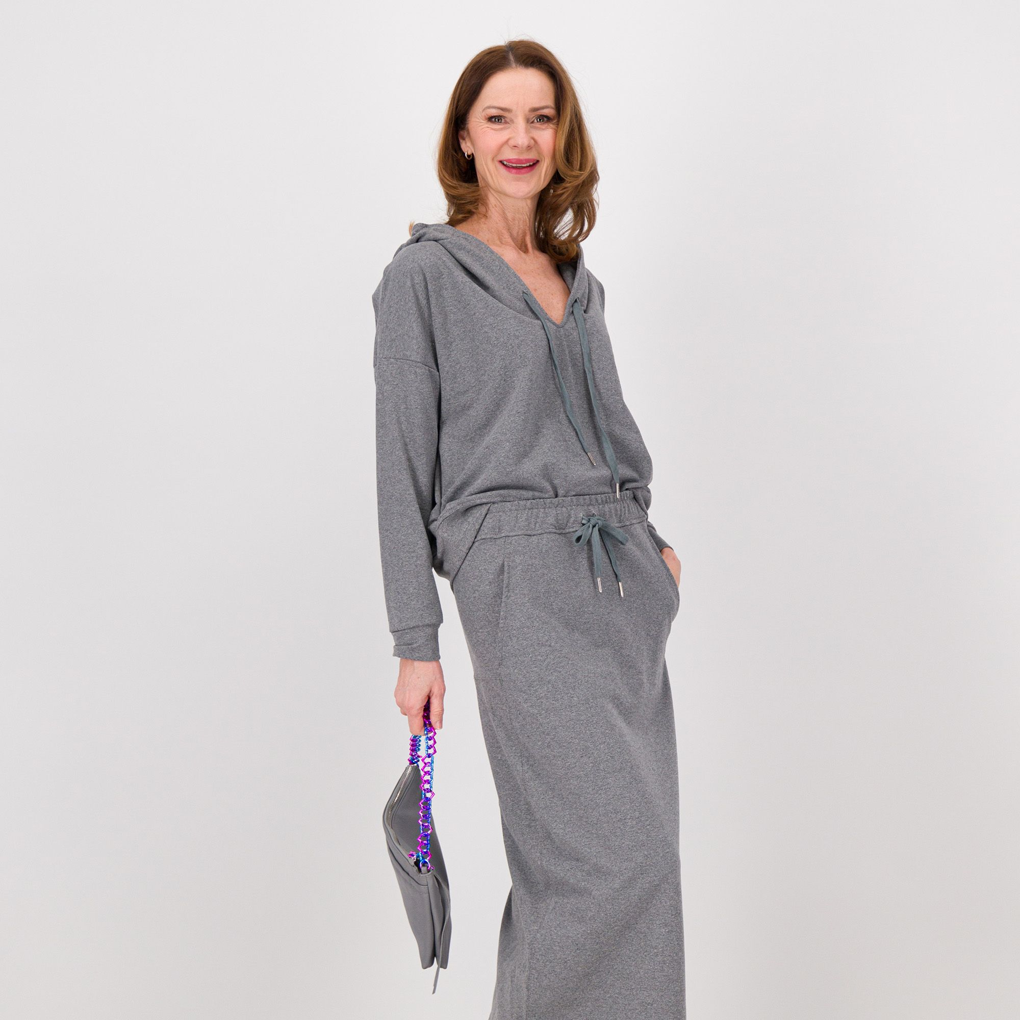 LUCREZIA SCIORTINO
Felpa chiusa
scollo a V
con cappuccio