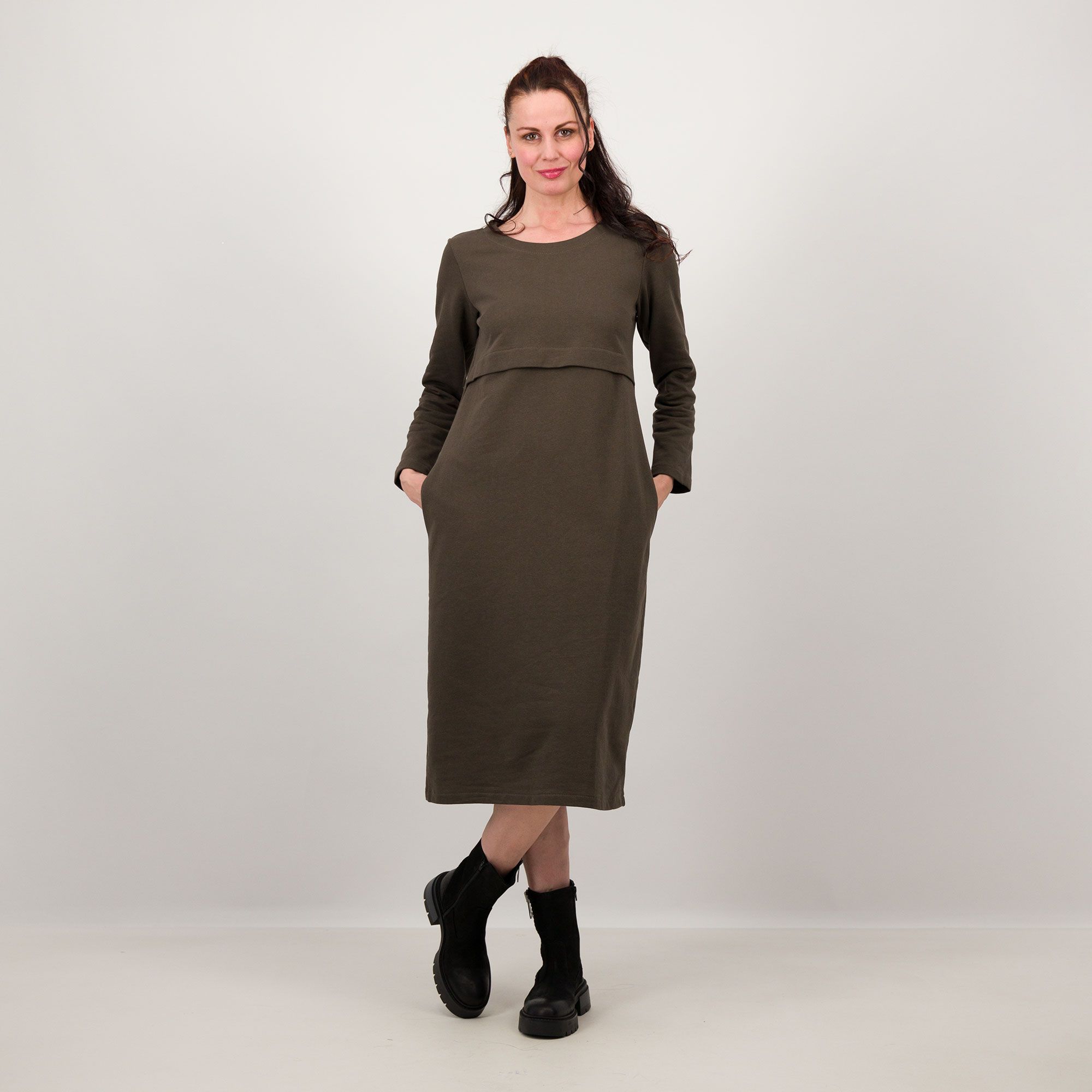 LUCREZIA SCIORTINO
Abito in felpa
a maniche lunghe
con taglio sotto seno