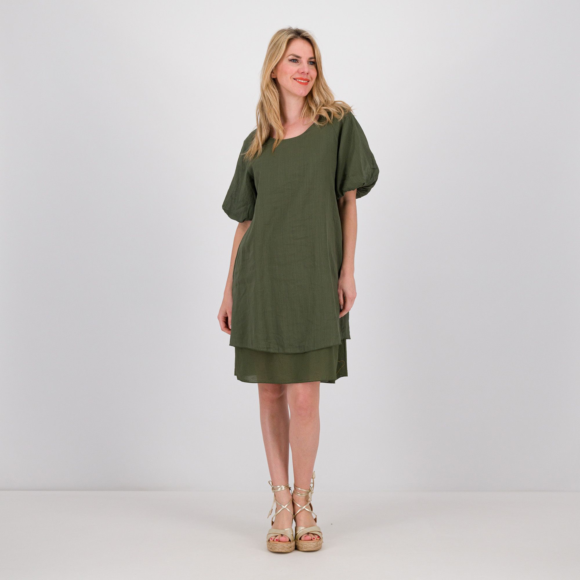 Caterina Lancini
Abito midi in mussola
di cotone e ramié
con maniche corte