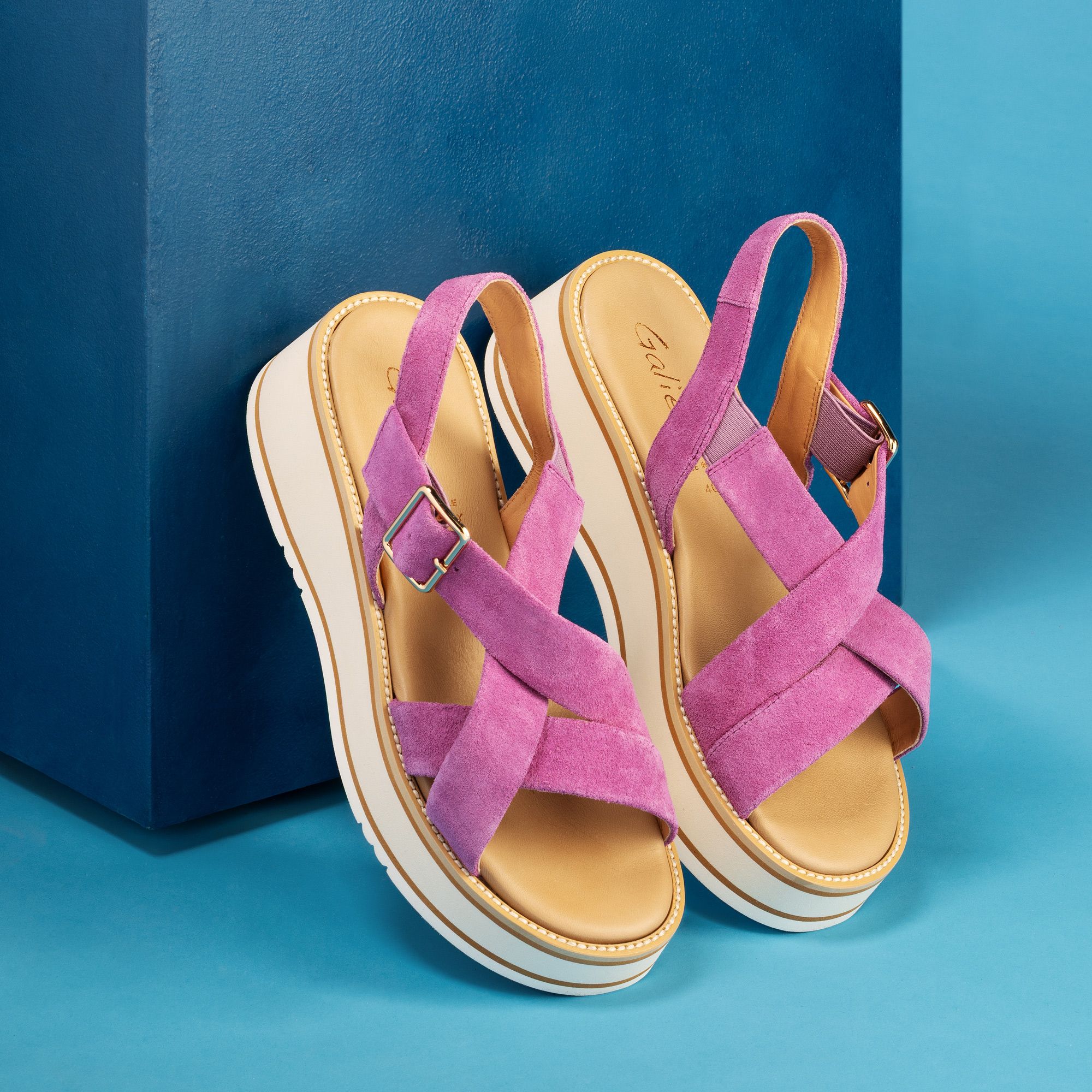 Galieti
Sandali in pelle
con fasce incrociate
e zeppa 6 cm