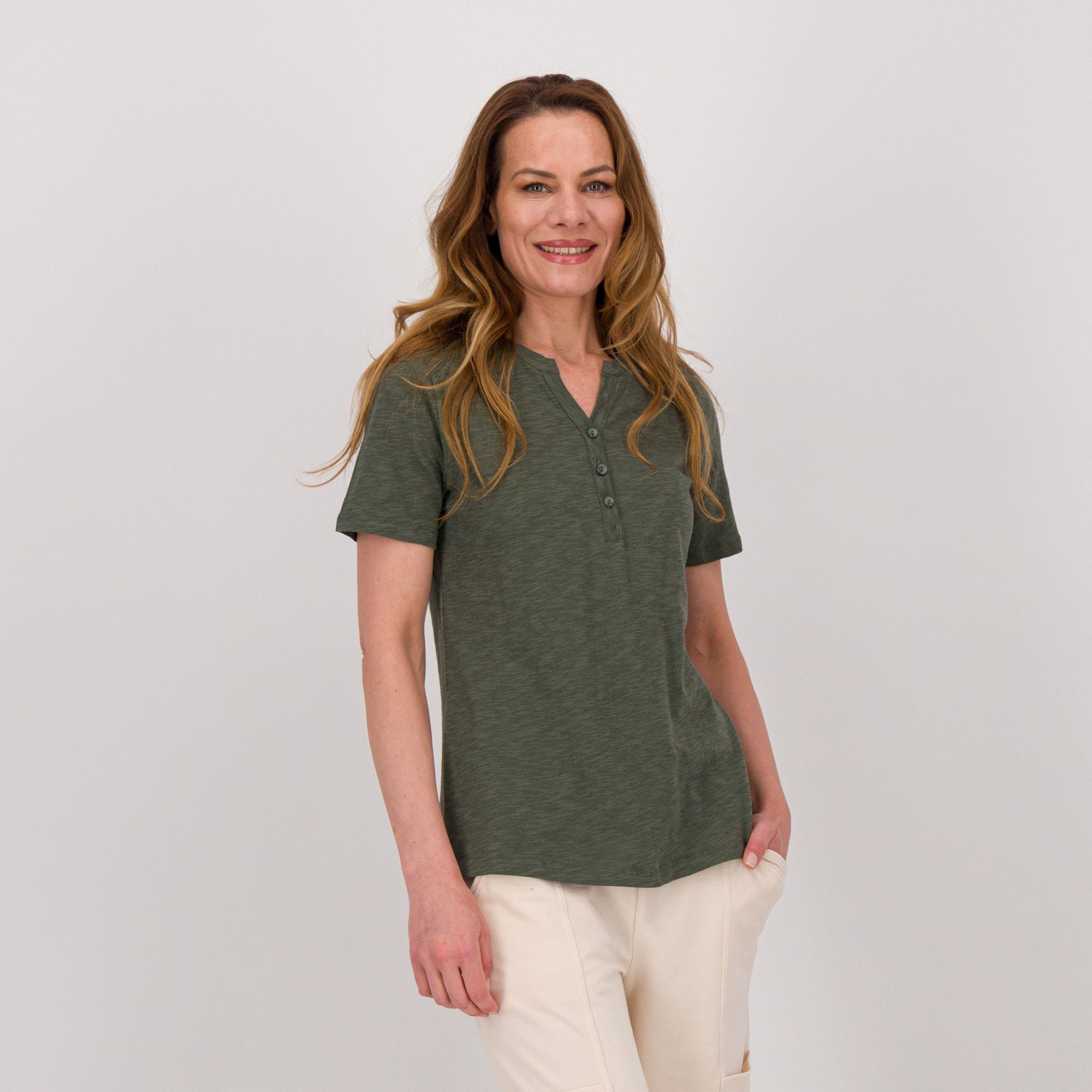 Denim & Co.
T-shirt con scollo
tondo aperto a V
e bottoncini
