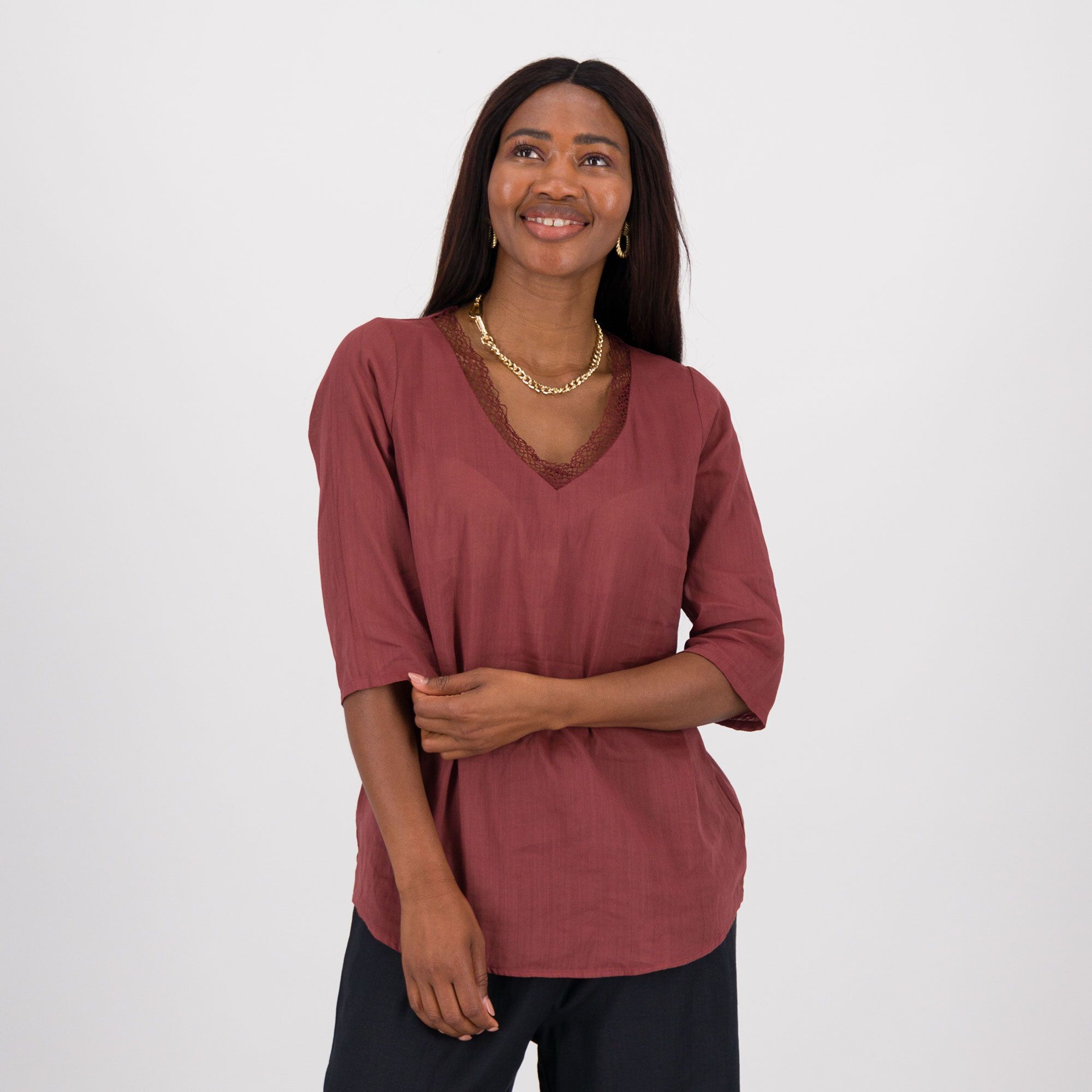 Caterina Lancini
Blusa in ramié
e cotone con
pizzo allo scollo