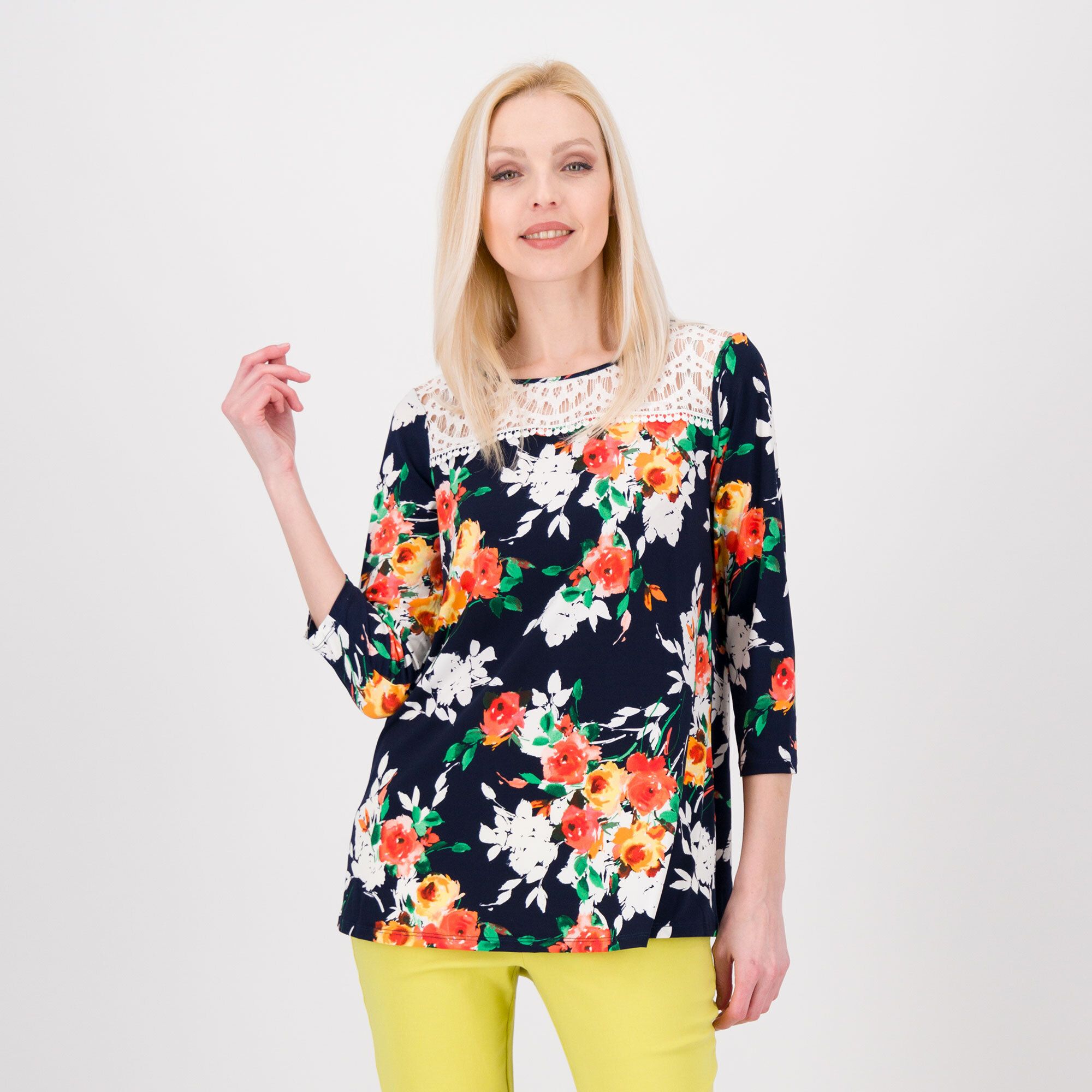 Nina Leonard
Blusa fantasia
con carré in pizzo
e maniche 3/4