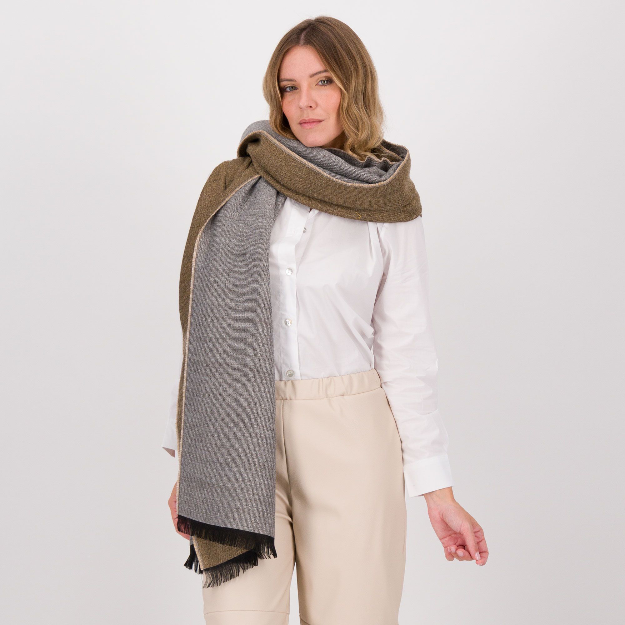 Lucrezia Sciortino
Pashmina double
con frange
in misto lana