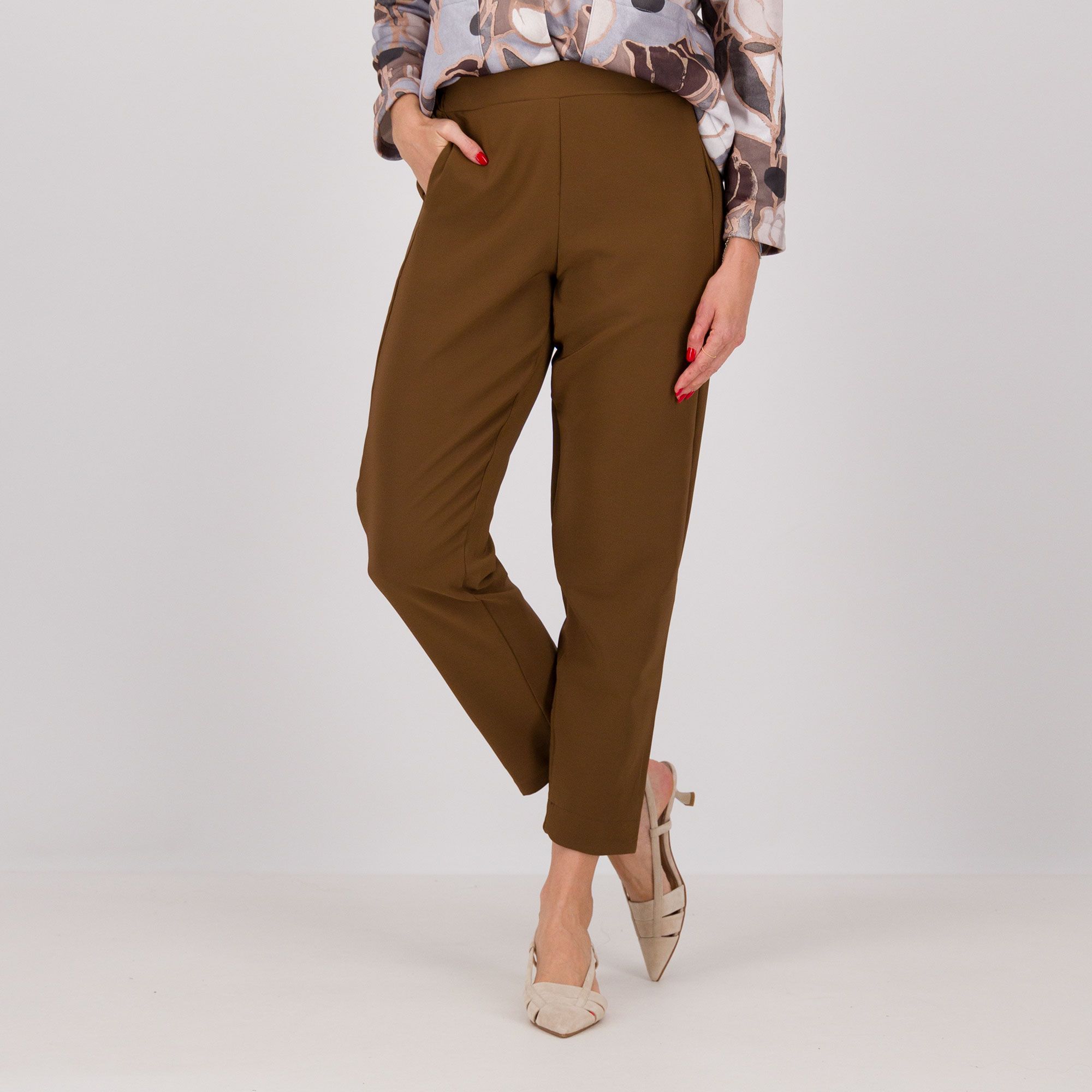 LUCREZIA SCIORTINO
Pantaloni a carota
in tessuto fluido
con elastico dietro