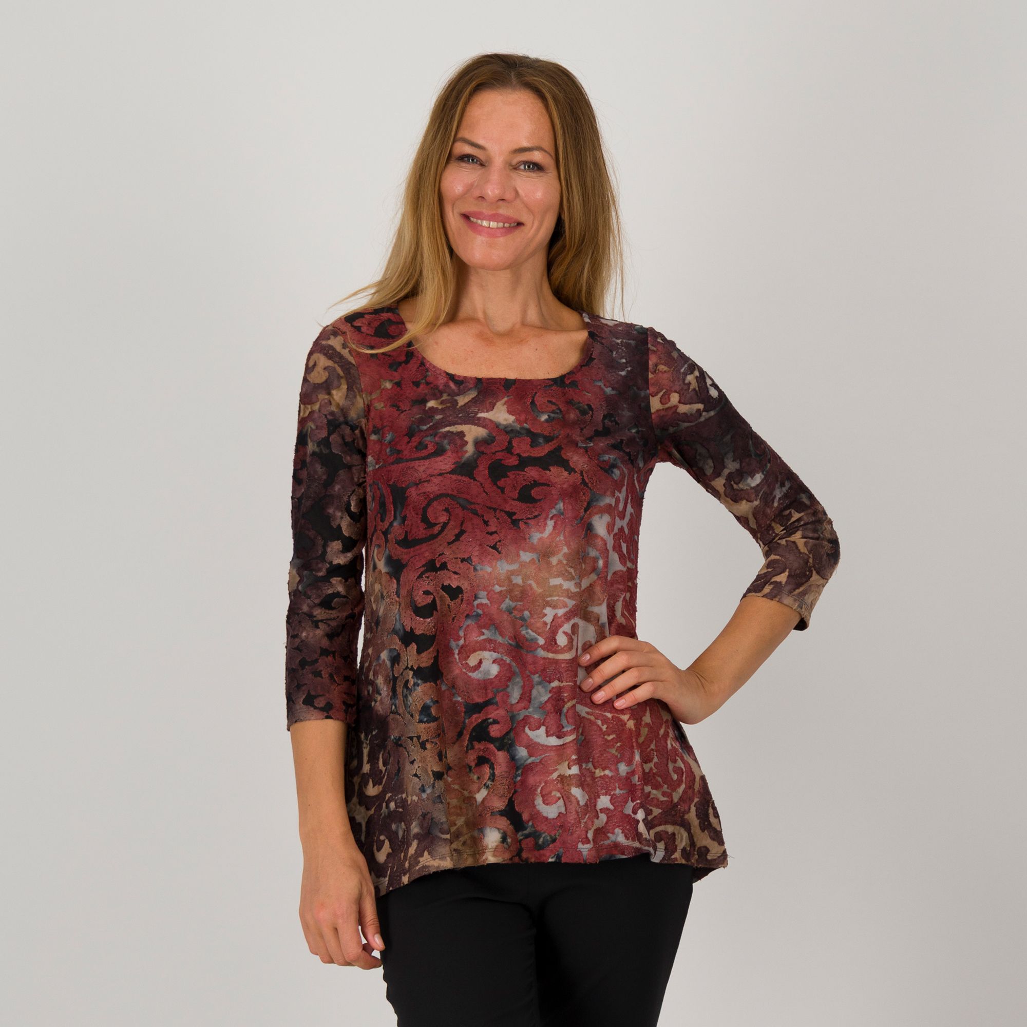 Nina Leonard
T-shirt fantasia
con scollo tondo
e maniche lunghe