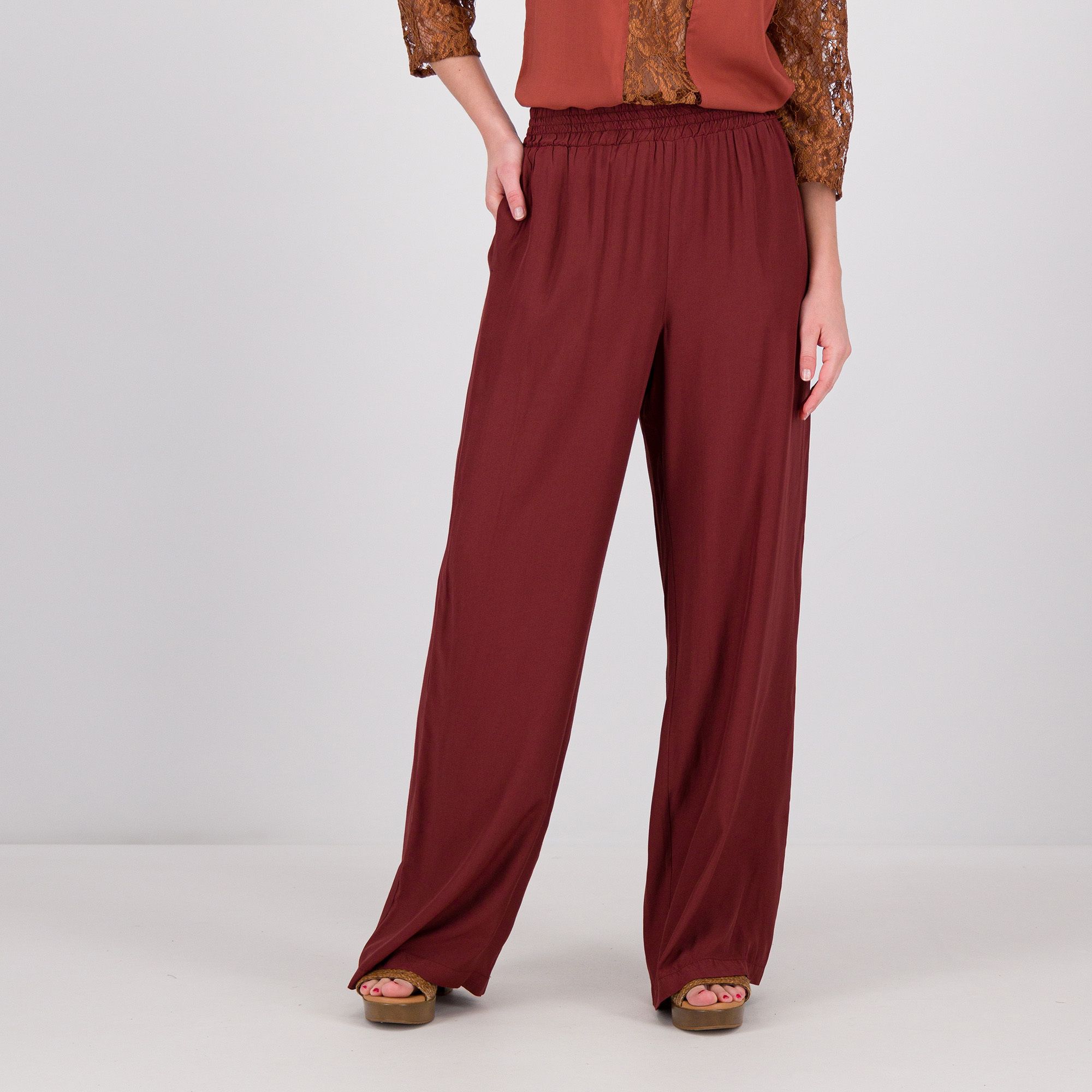 Caterina Lancini
Pantaloni ampi
in tessuto giavanase
di viscosa