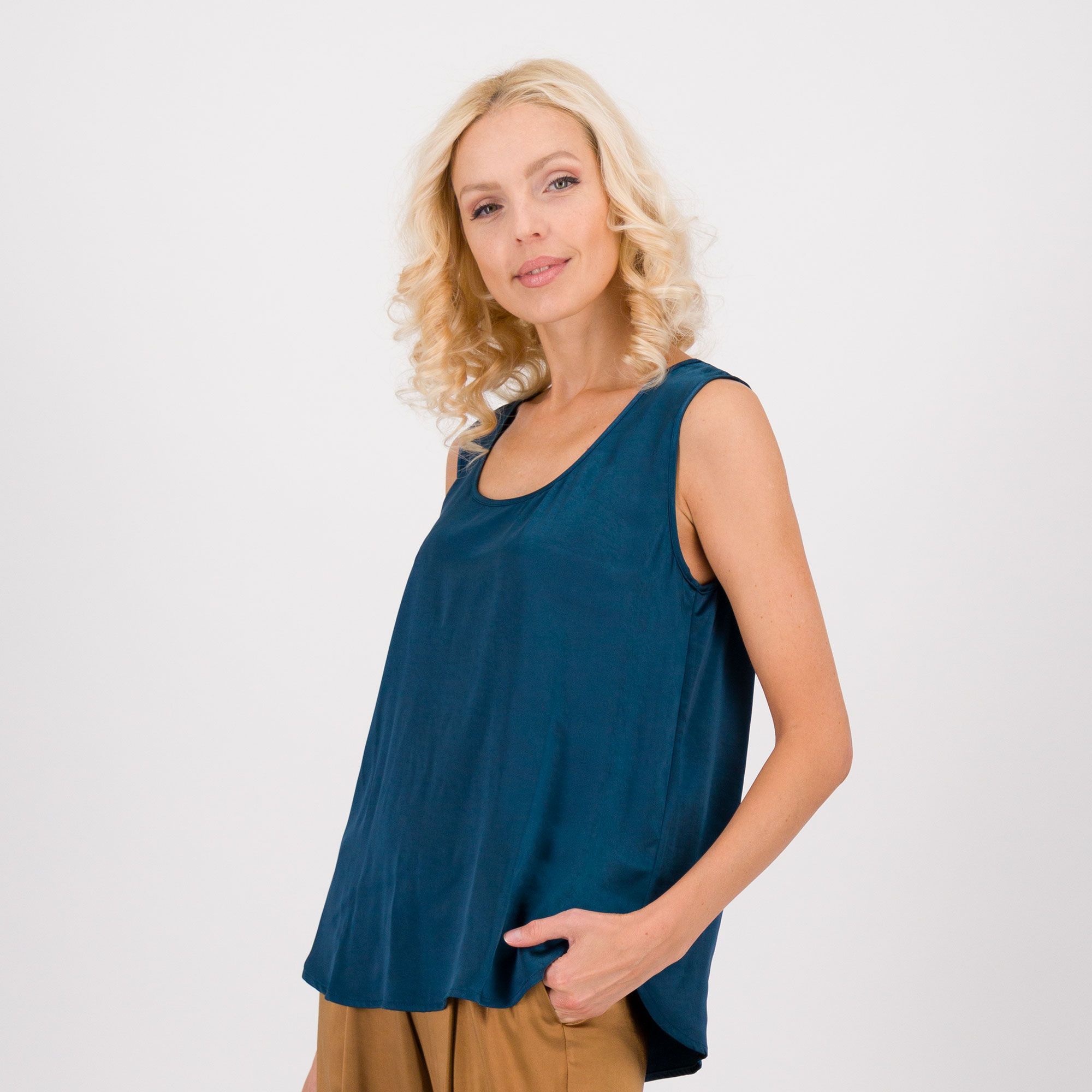 Wynne Layers
Top smanicato
in satin
con fondo stondato