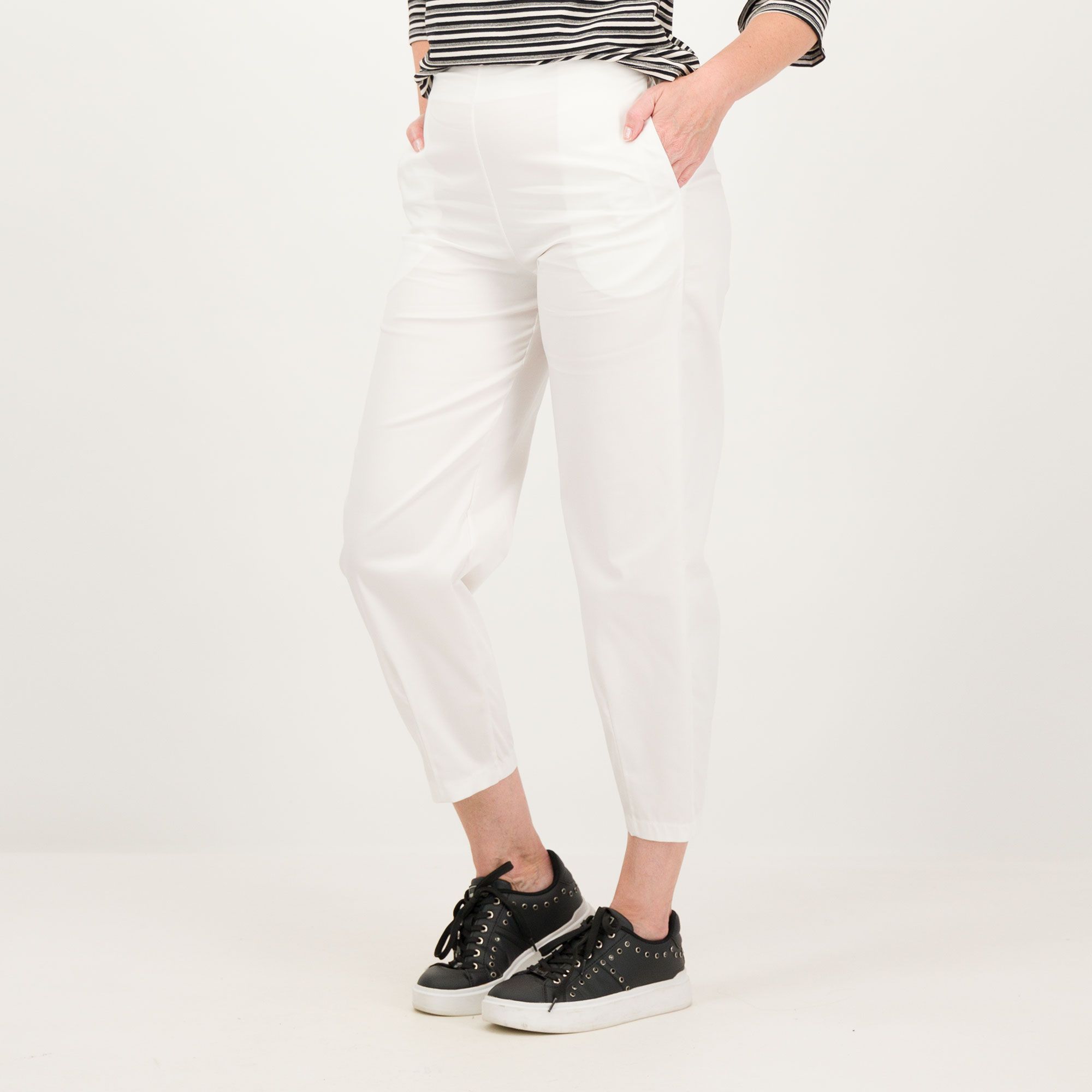 Lucrezia Sciortino
Pantaloni a carota
elasticizzati
in misto cotone