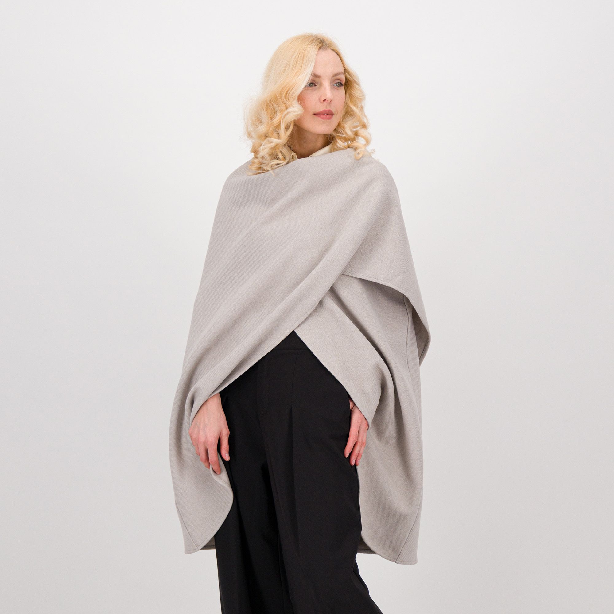 Caterina Lancini
Mantella in doppio
crêpe con scollo
a barca e bottone