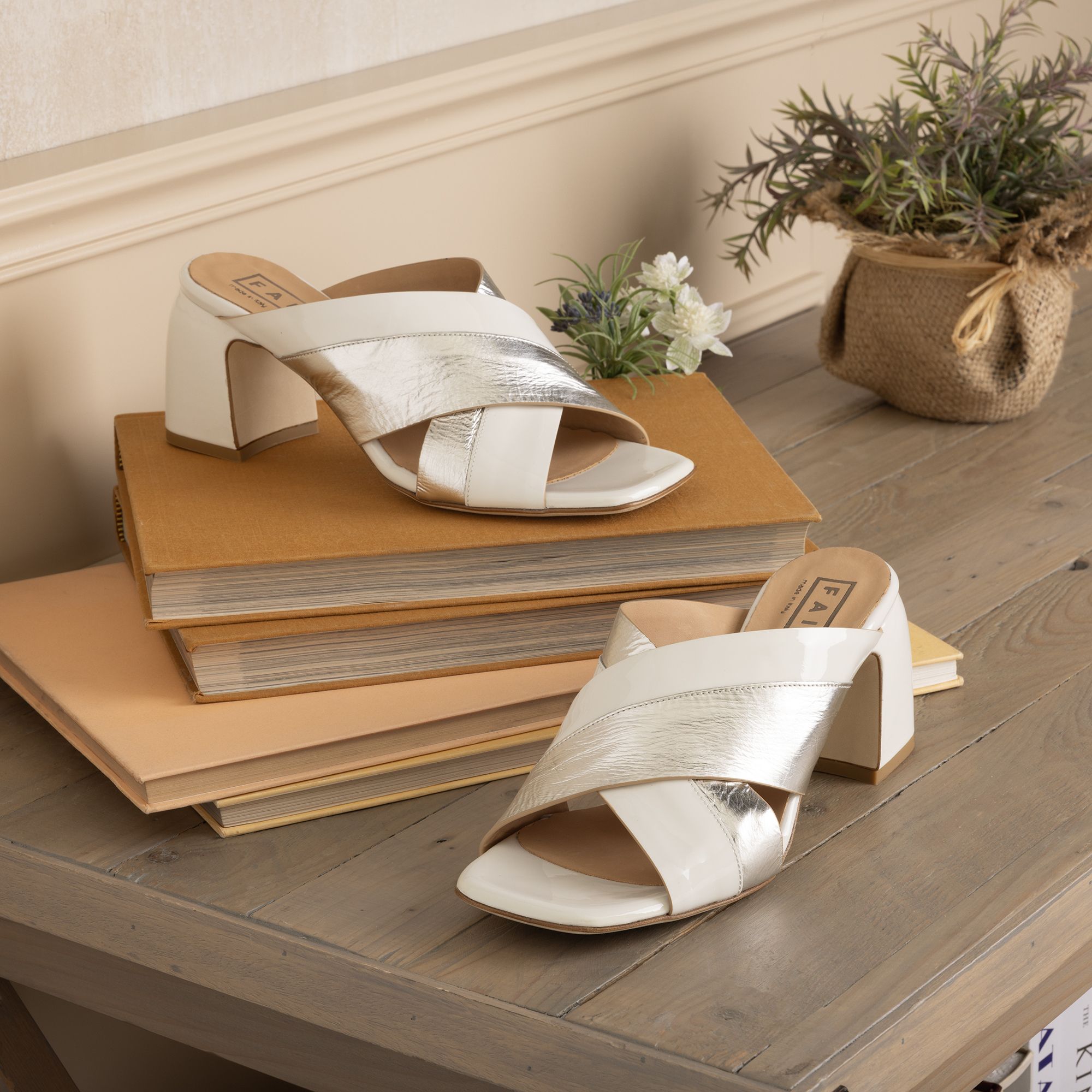 Faire
Sabot in pelle
con fasce incrociate
e tacco 8 cm