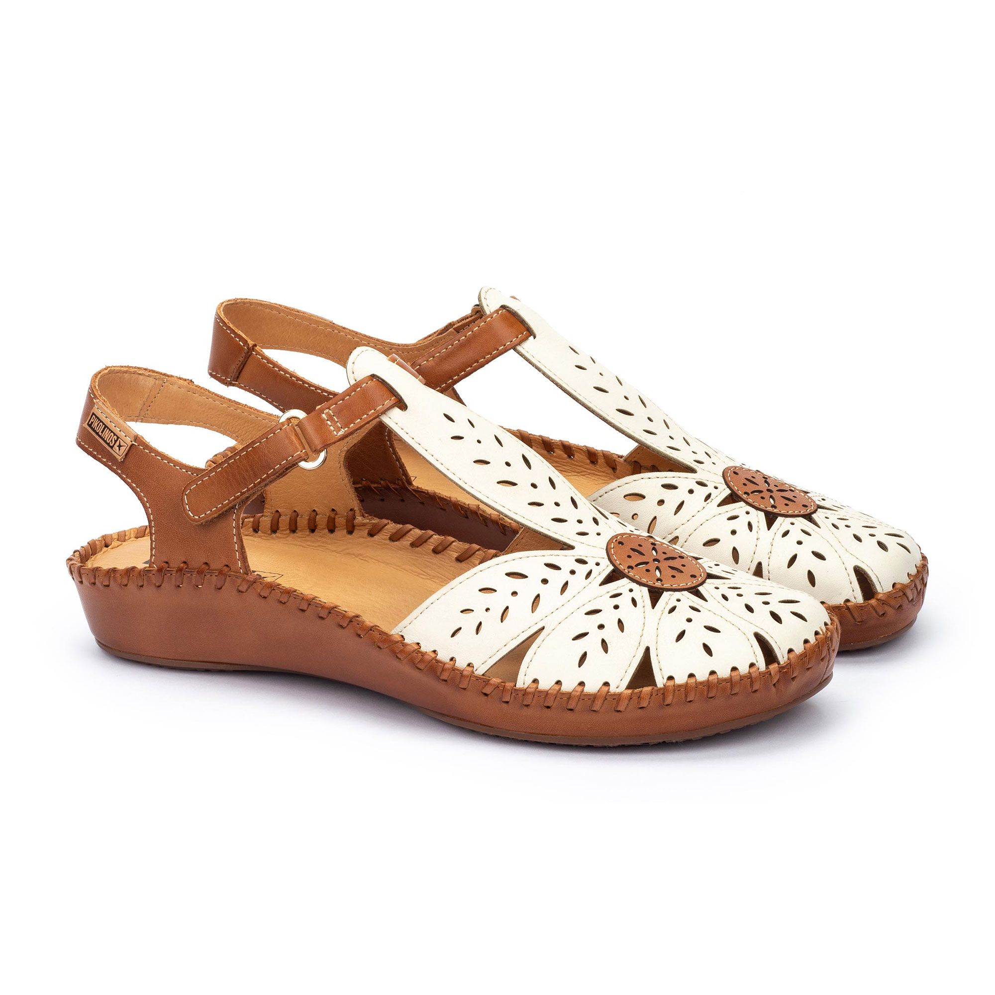 Pikolinos
Sandali a T in pelle
con motivo traforato
e zeppa 3cm