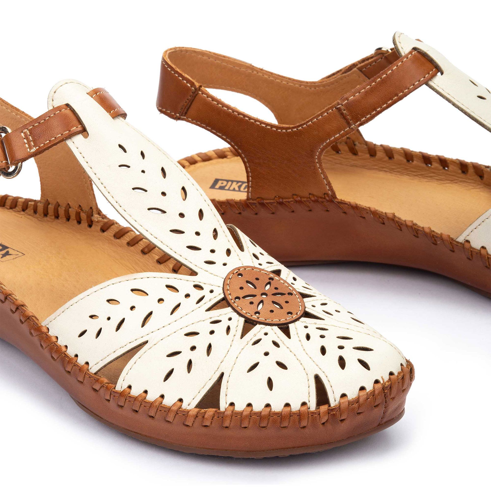 Pikolinos Sandali a T in pelle con motivo traforato e zeppa 3cm