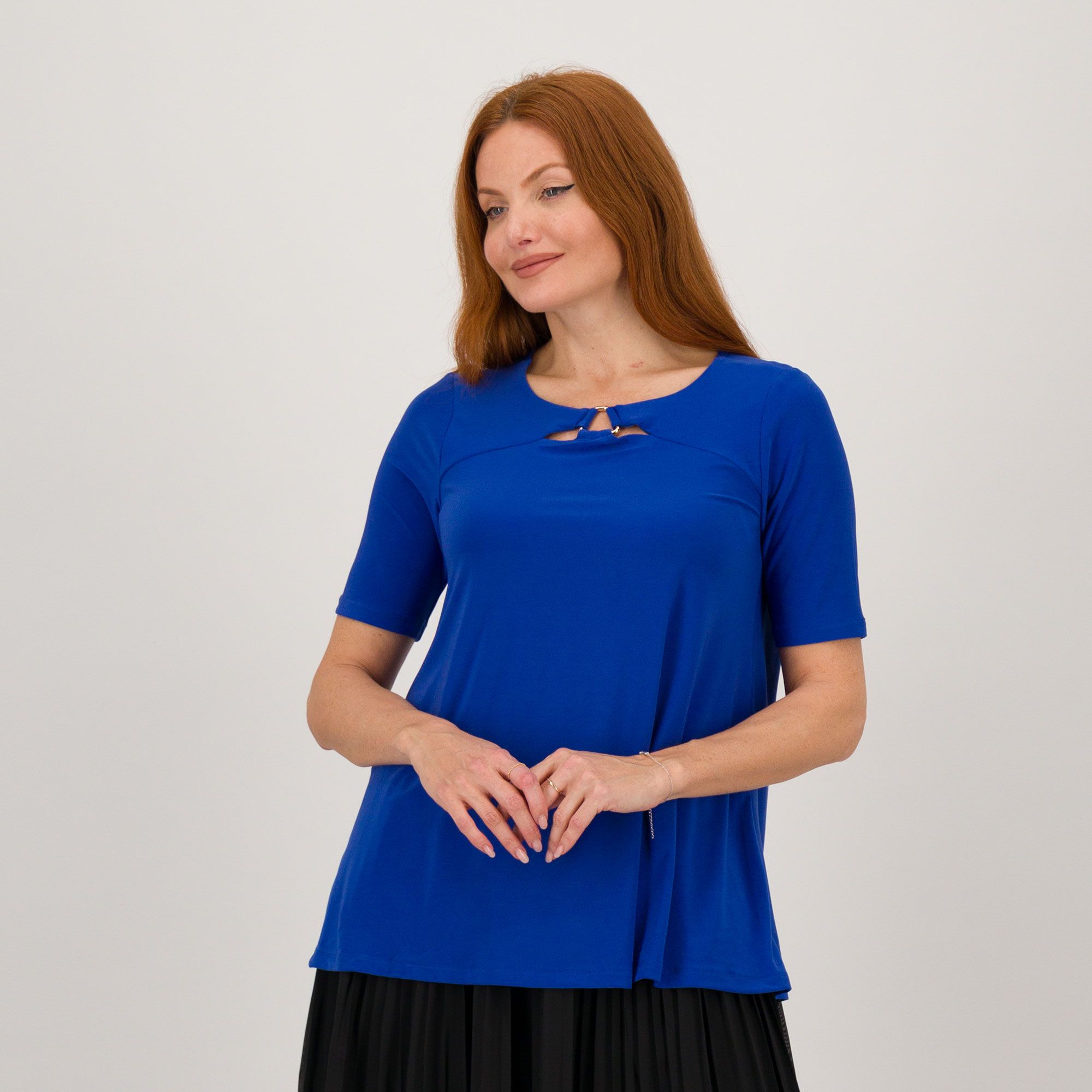 Nina Leonard
Maglia con motivo
di aperture e decoro
in metallo