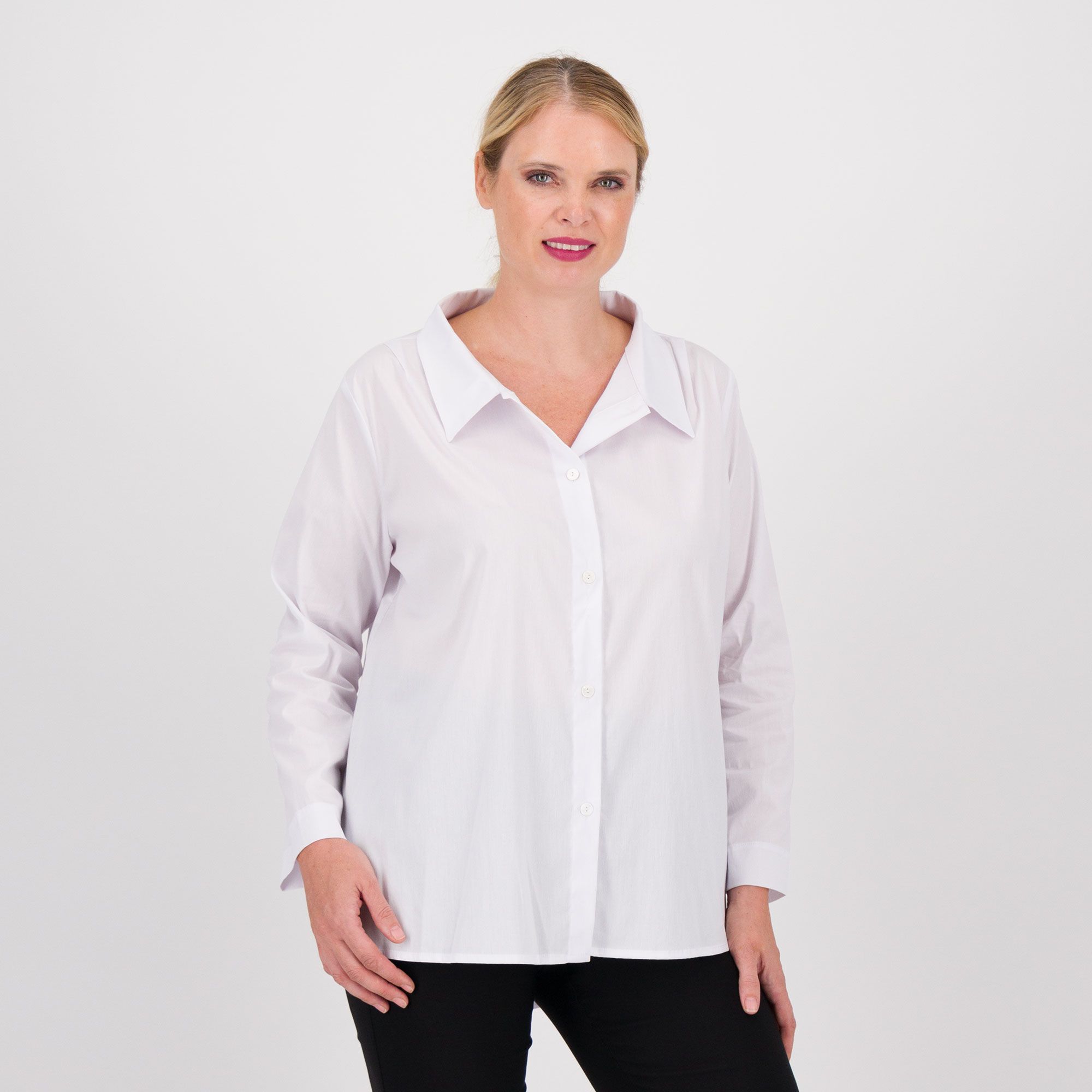 Studio 19
Camicia in popeline
linea a trapezio
con collo piatto