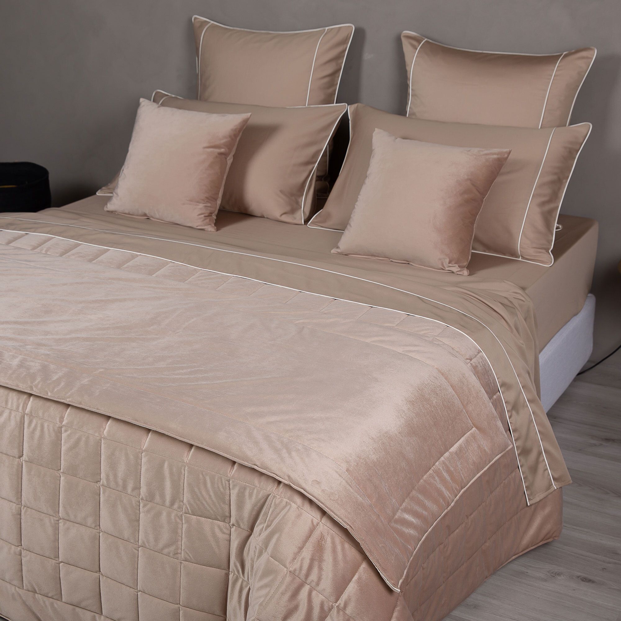 Ferò
Runner letto Majesty
in velluto 100 g/mq
