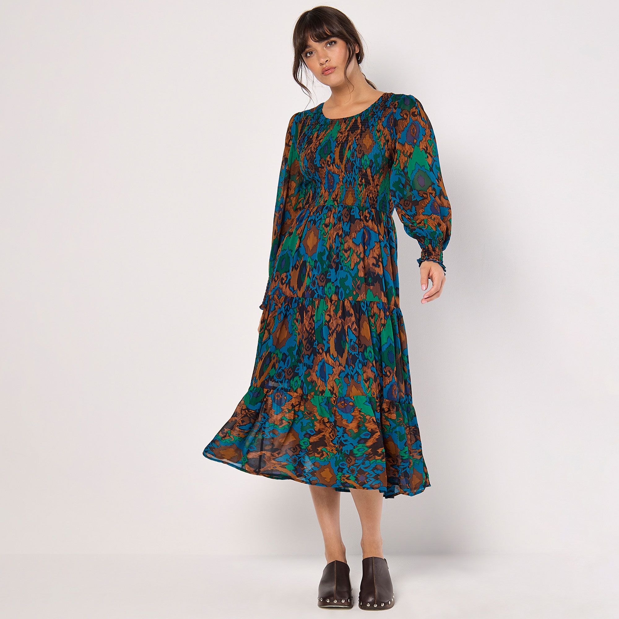 APRICOT
Abito in chiffon
con maniche a sbuffo
e gonna a balze