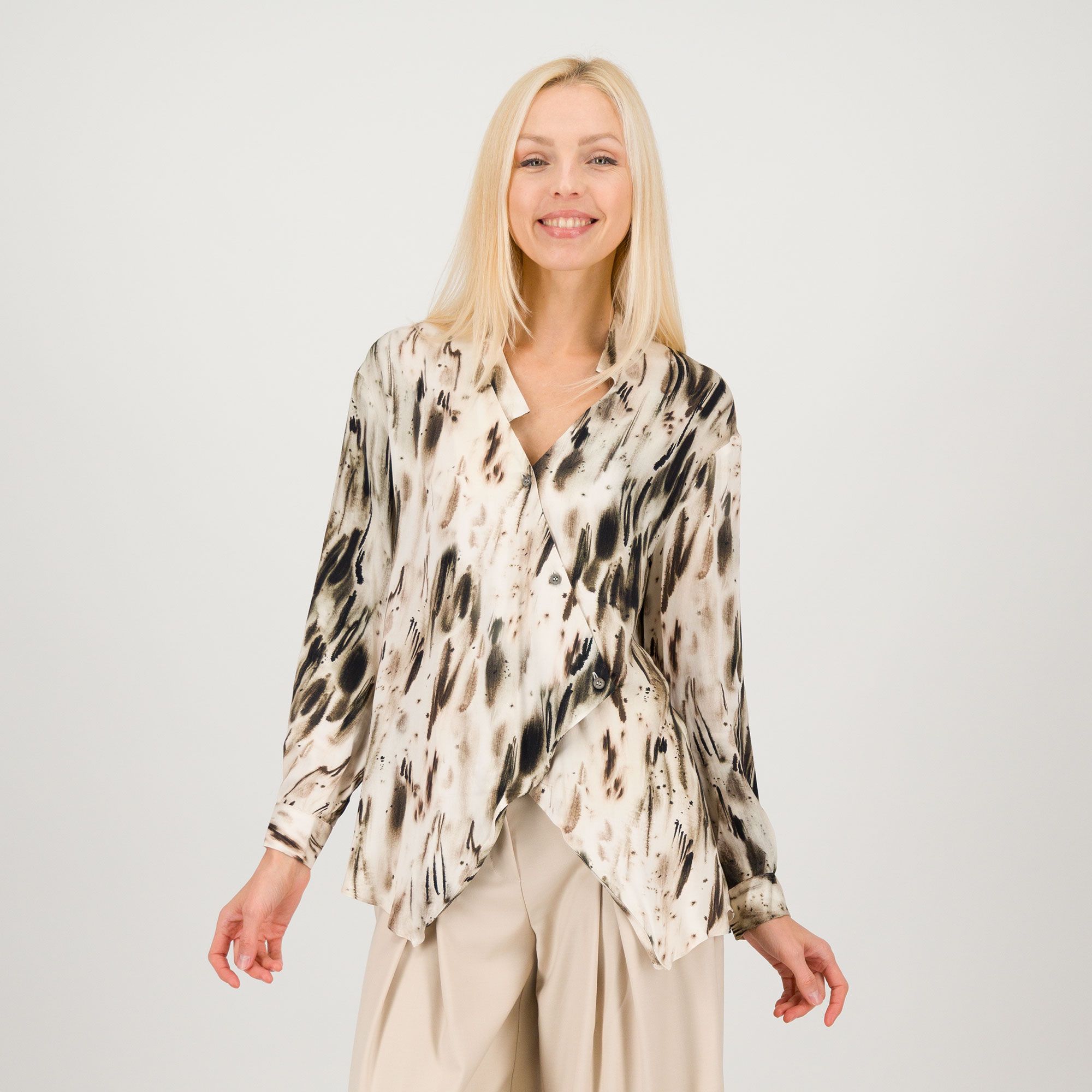 W.I.T.A.
Camicia in raso
di viscosa fantasia
a maniche lunghe