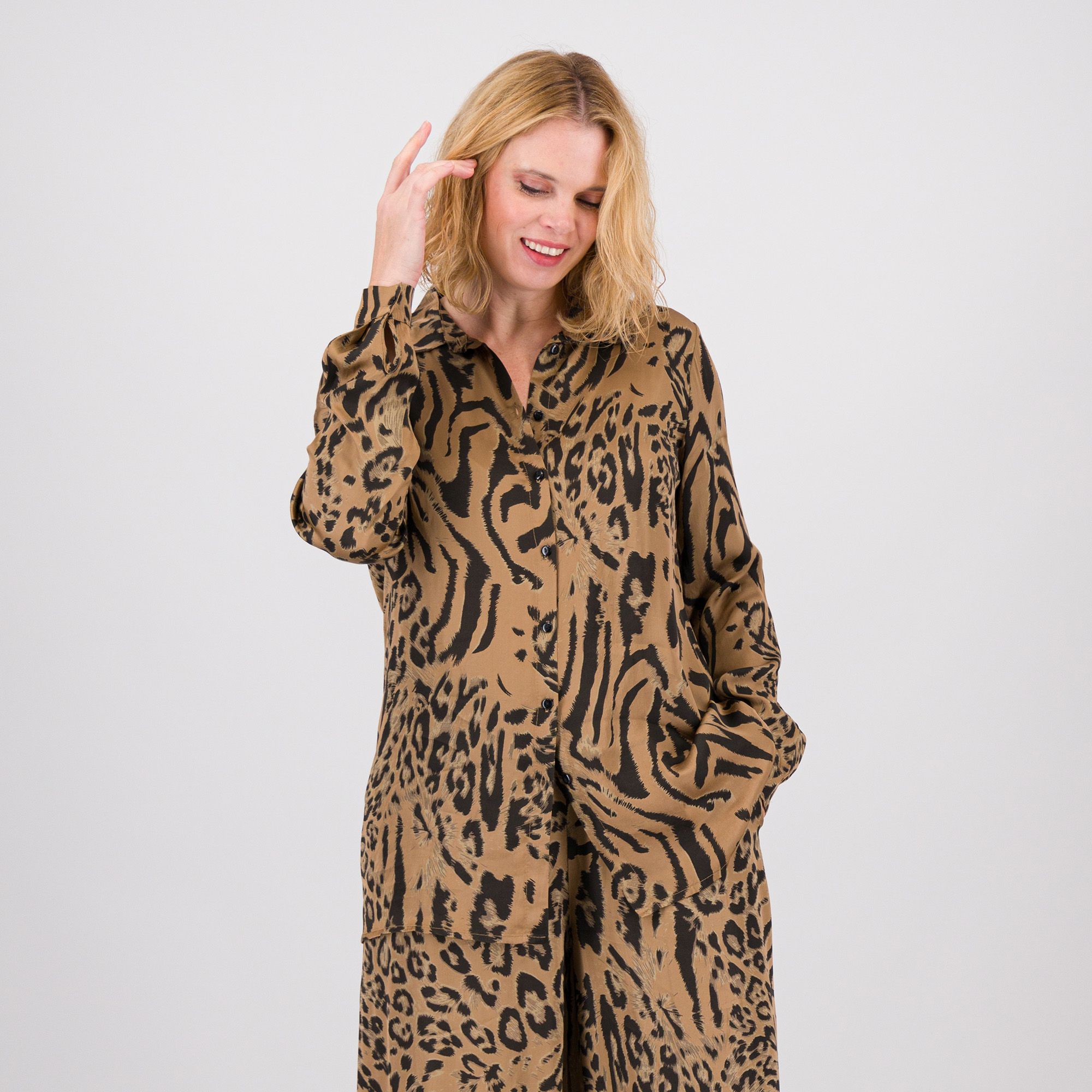 Oltre
Camicia in raso
di viscosa animalier