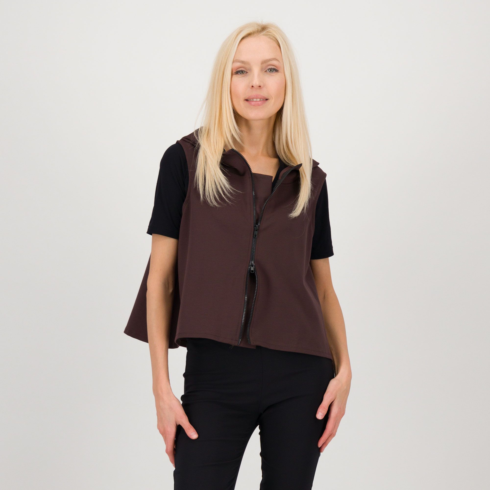 Lucrezia Sciortino
Gilet in punto Milano
con cappuccio
e chiusura a zip