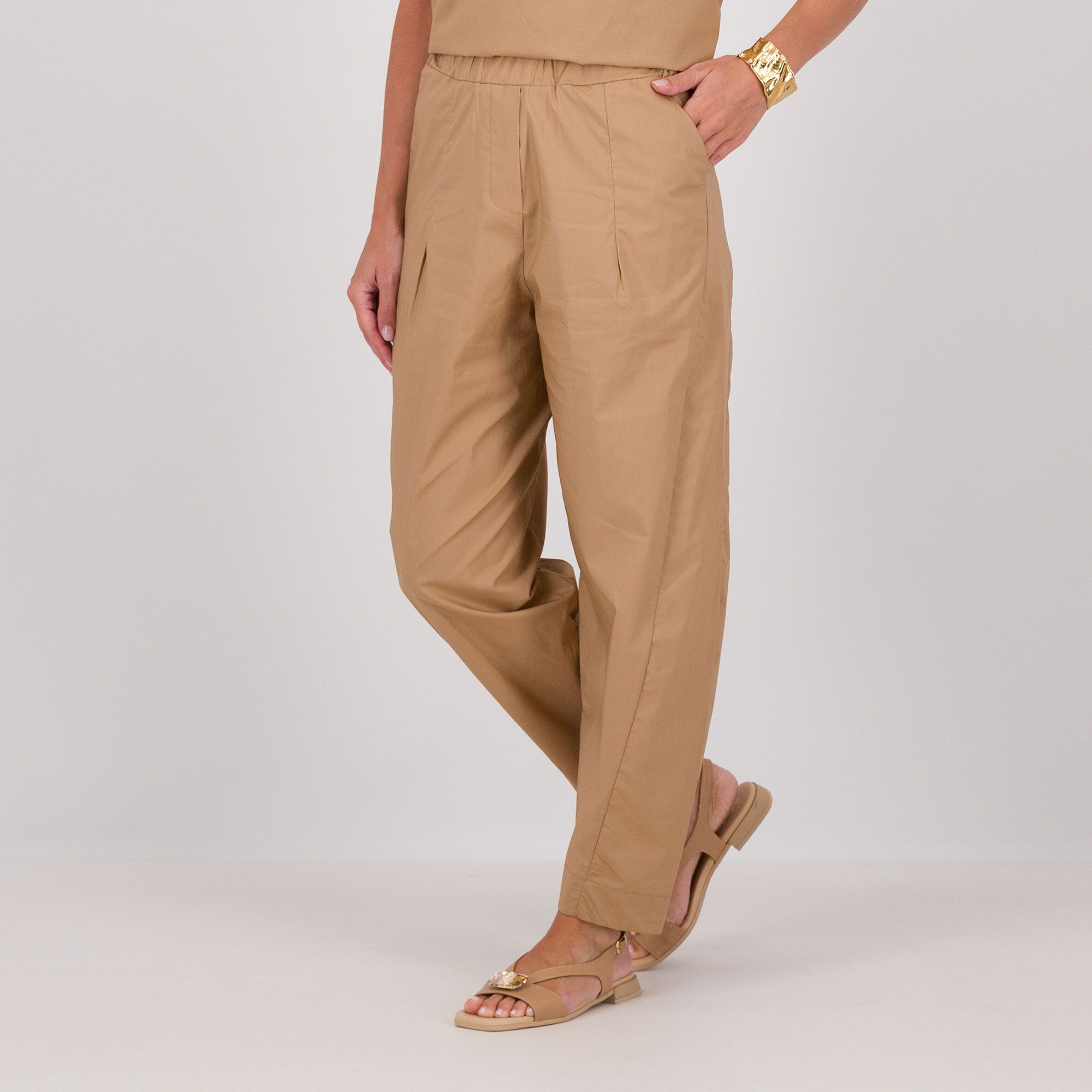 LUCREZIA SCIORTINO
Pantaloni balloon
in tela vela con
elastico in vita